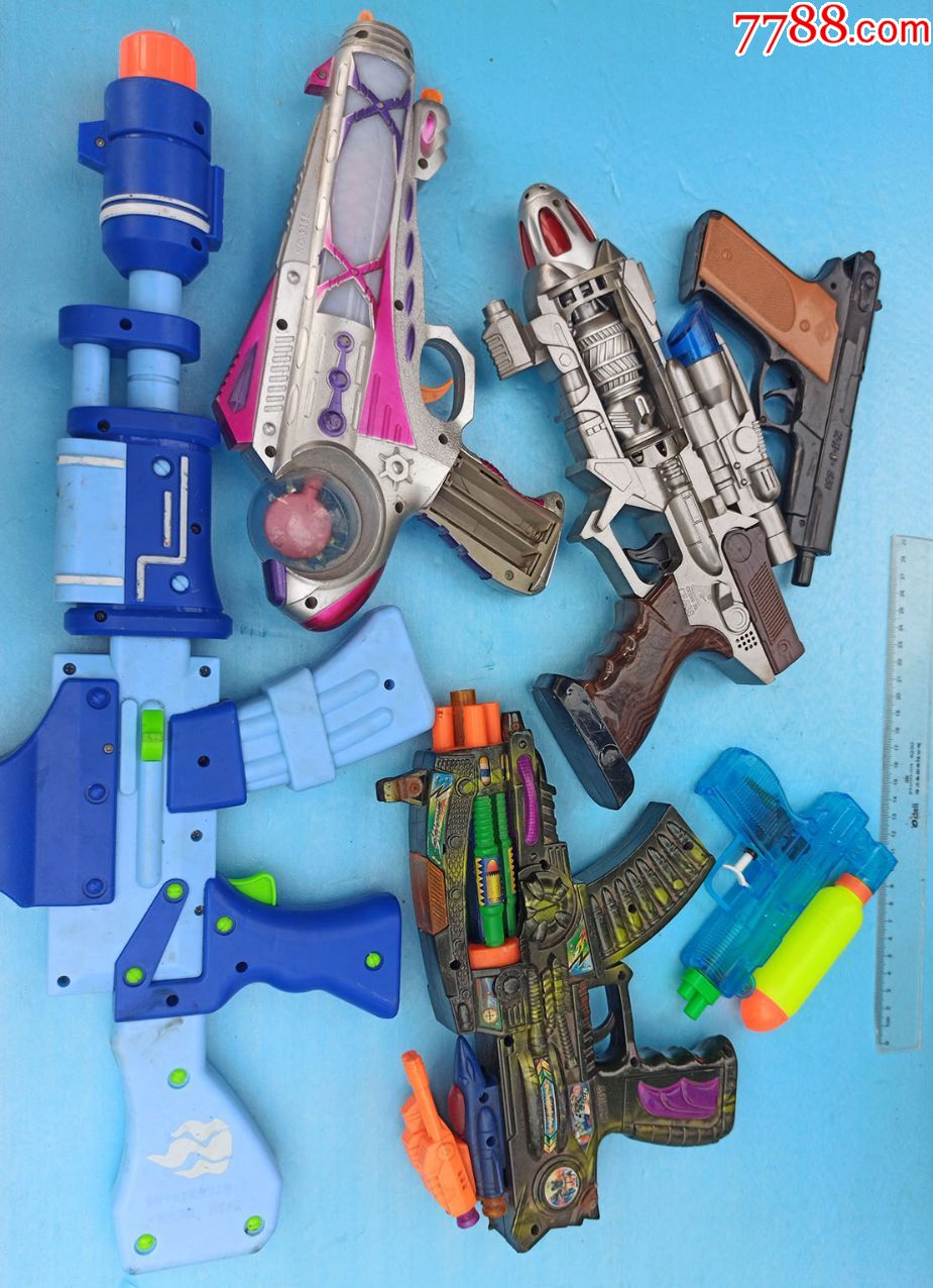 各种大小儿童塑料枪类玩具一组