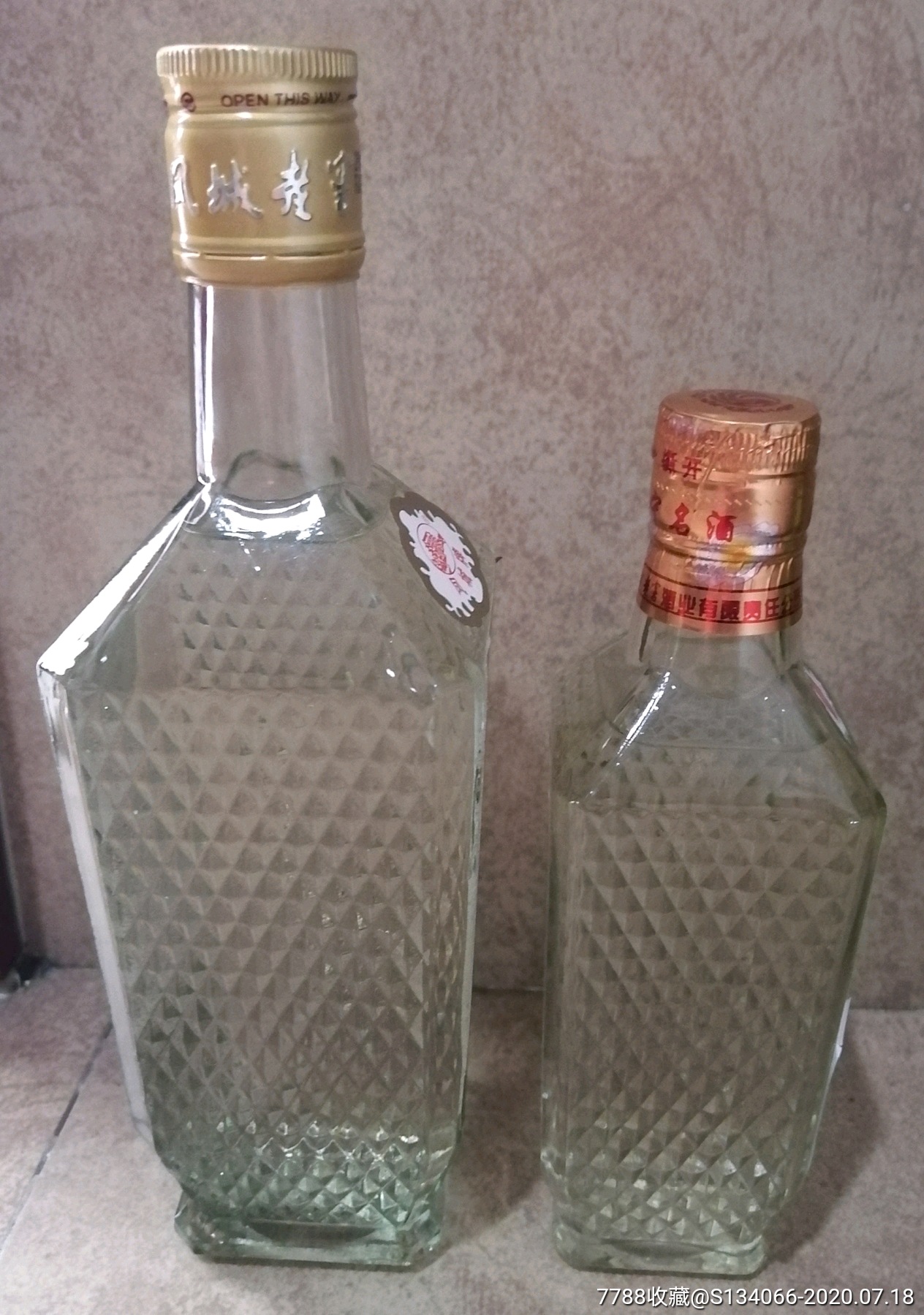 凤城老窖方瓶大小一对