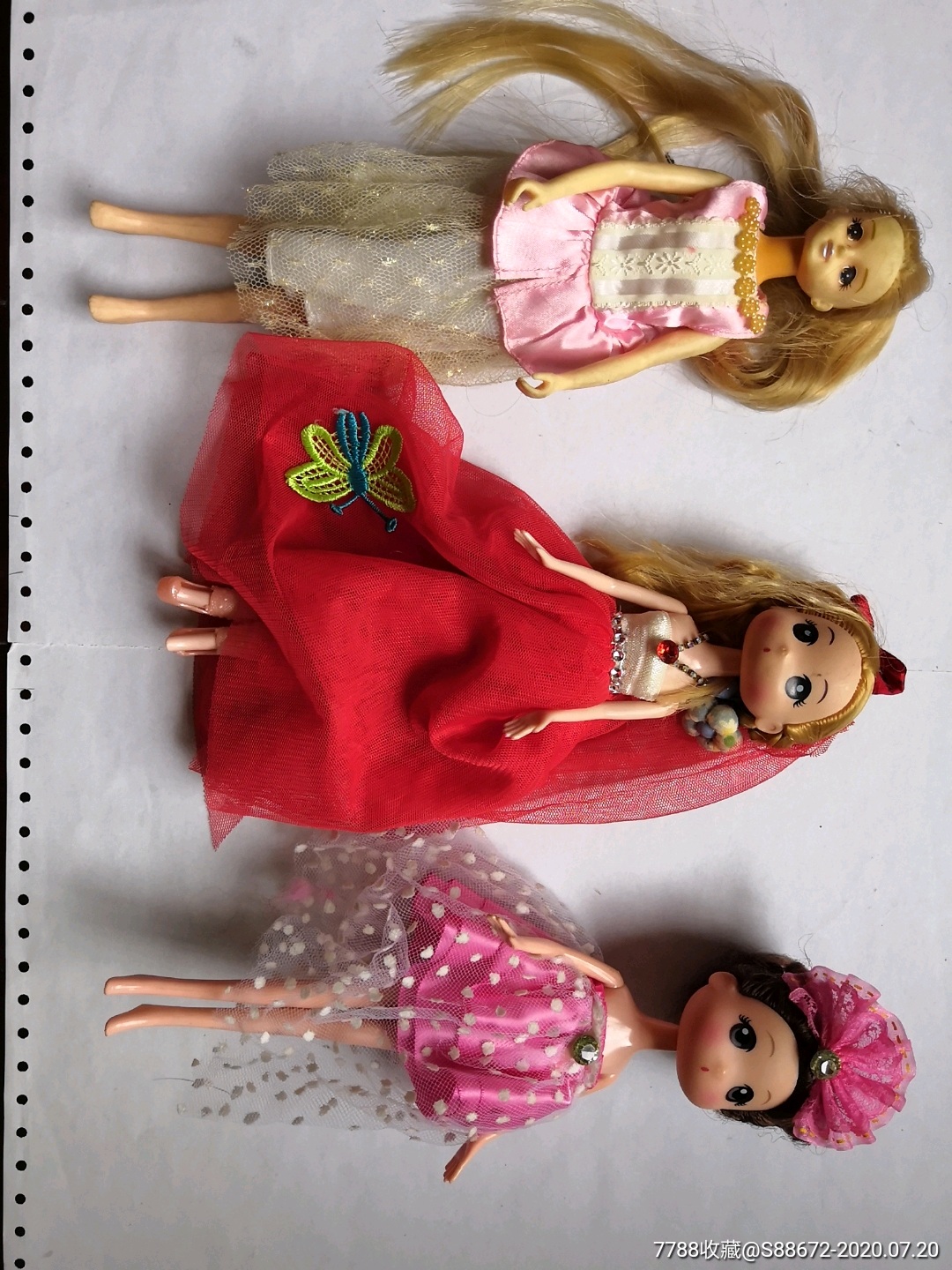 三个娃娃,其中左边那个手,脚,头是胶皮