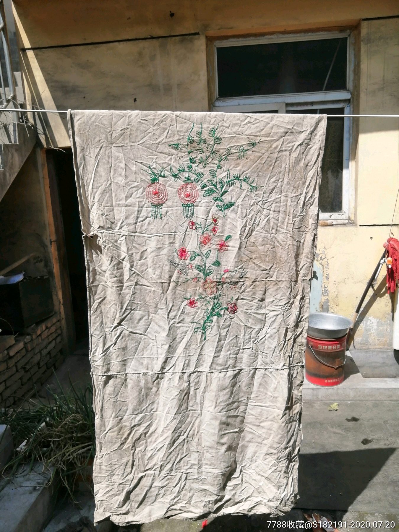 陕北旧衣服做的门帘图片