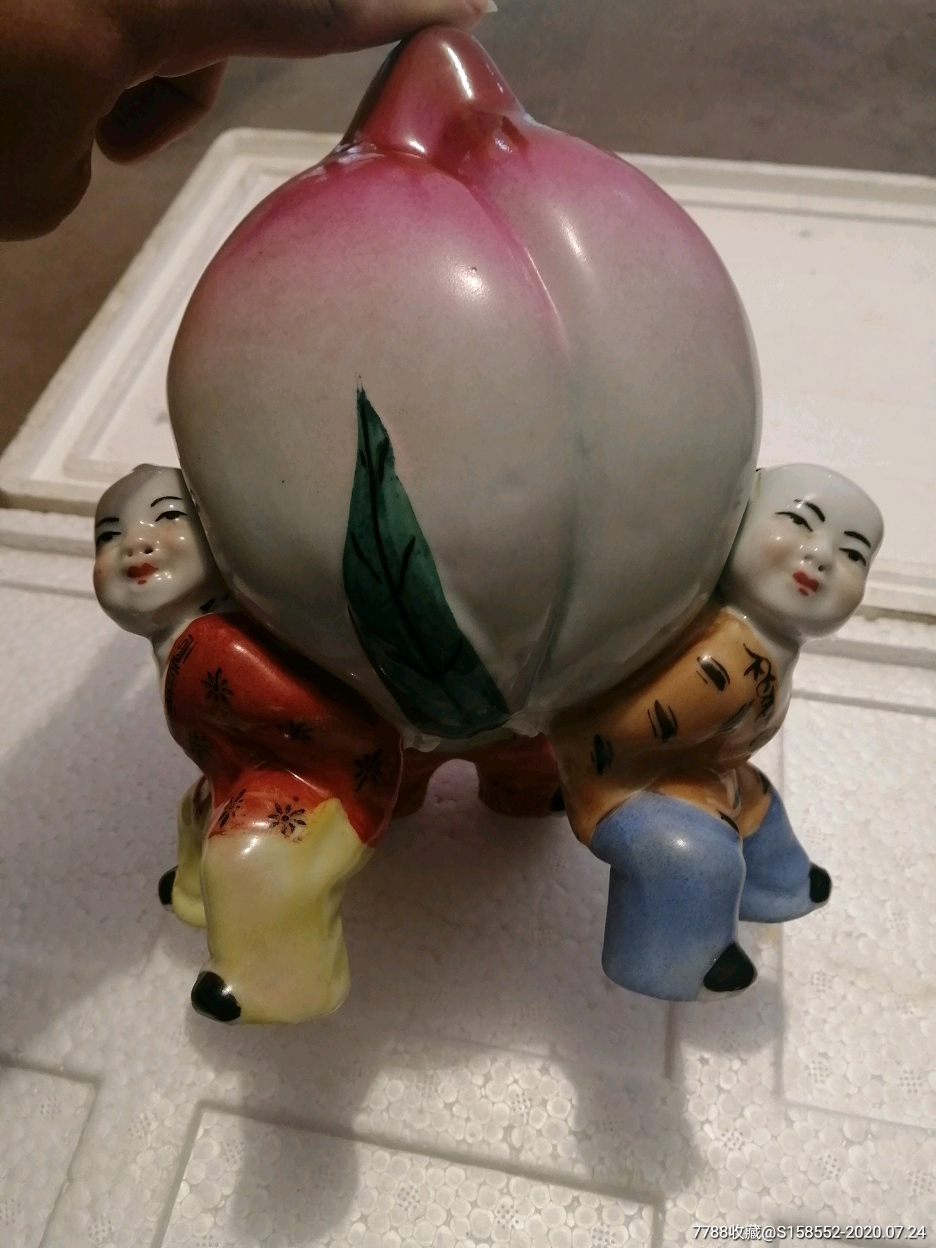 567彩瓷仙童背桃