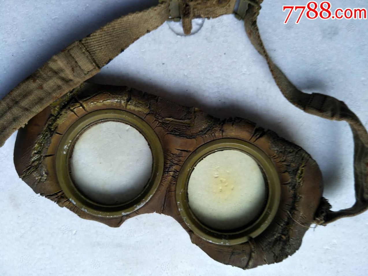 可能是二战时期空军飞行员用的眼镜,镜片可以卸下来,有螺丝扣的,如图