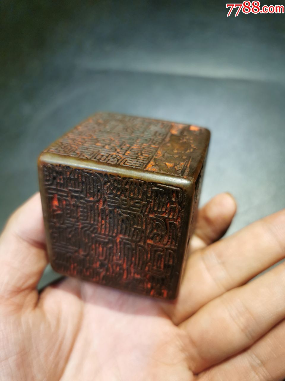 寿山石六面方形印章,正方体六面满工篆刻,三面雕有佛像图,六面篆刻