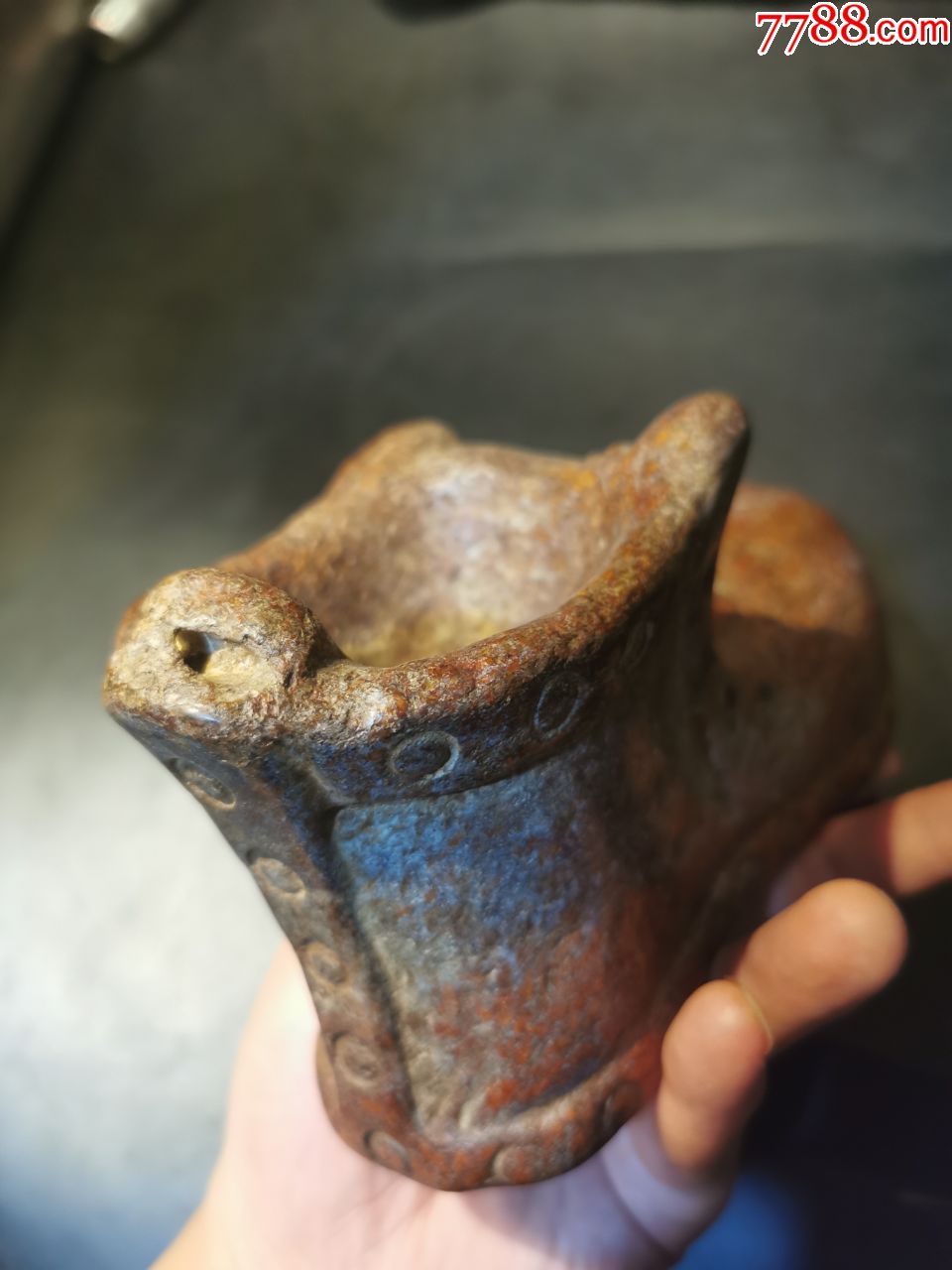 西域奇石"大头皮鞋",独山玉石雕,硬度高,造型为鞋子,顶部有凹槽,应为