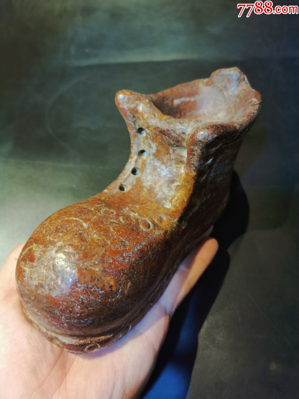 西域奇石"大头皮鞋",独山玉石雕,硬度高,造型为鞋子,顶部有凹槽,应为