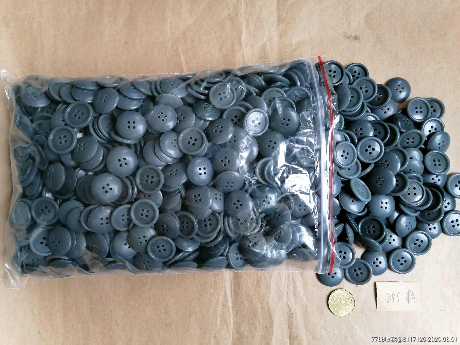 纽扣(服装厂库存)约845粒