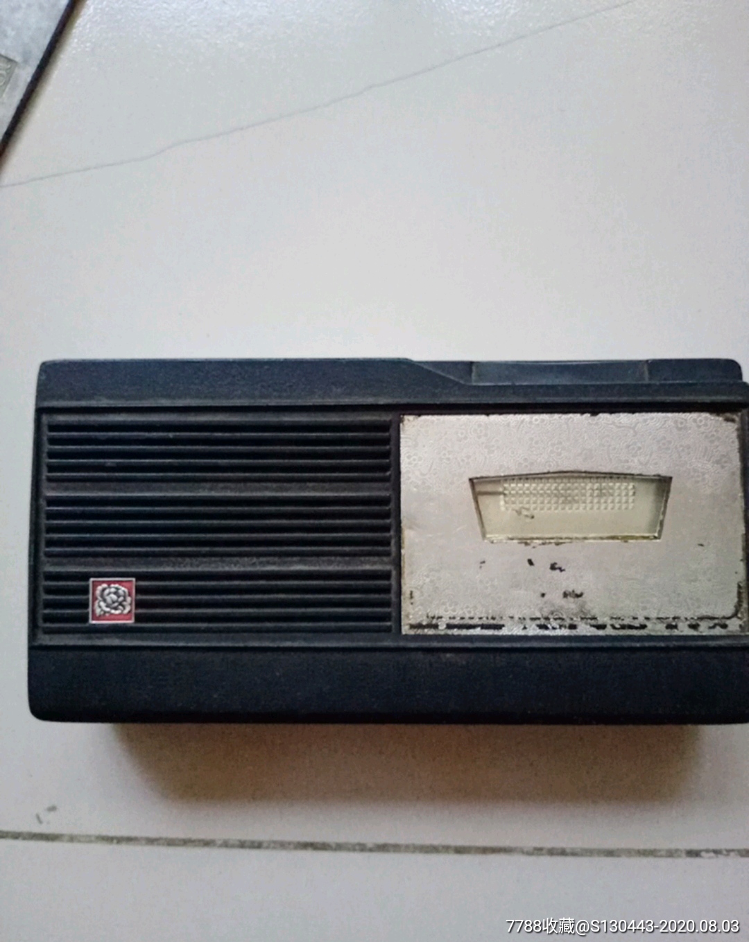 老收音机,边缘有一点小磕碰.不知好坏