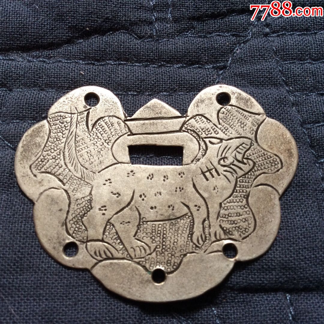 民国老银锁片一面刻字一面是一只老虎图案非常美丽特别