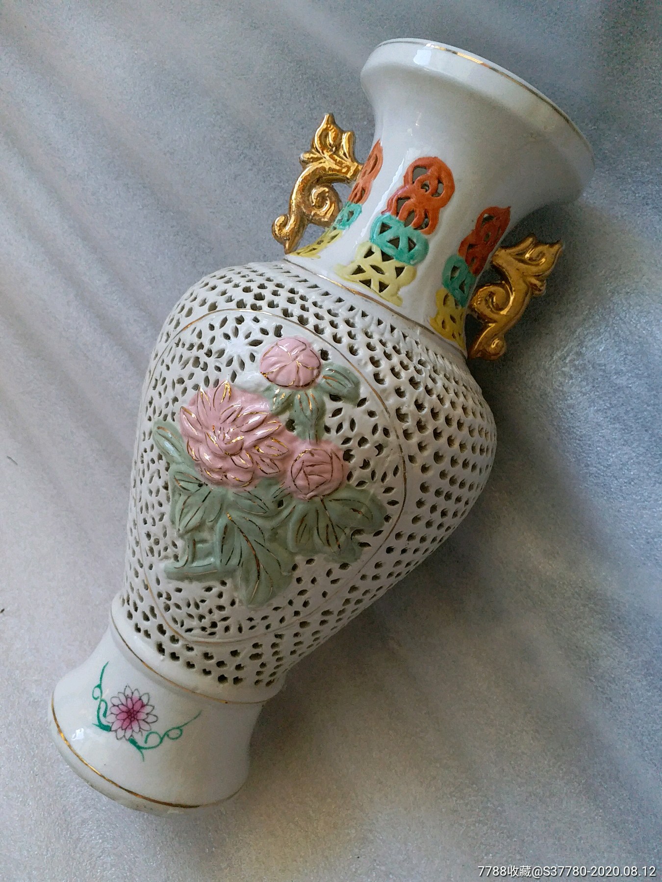 镂空雕刻瓷瓶无破损