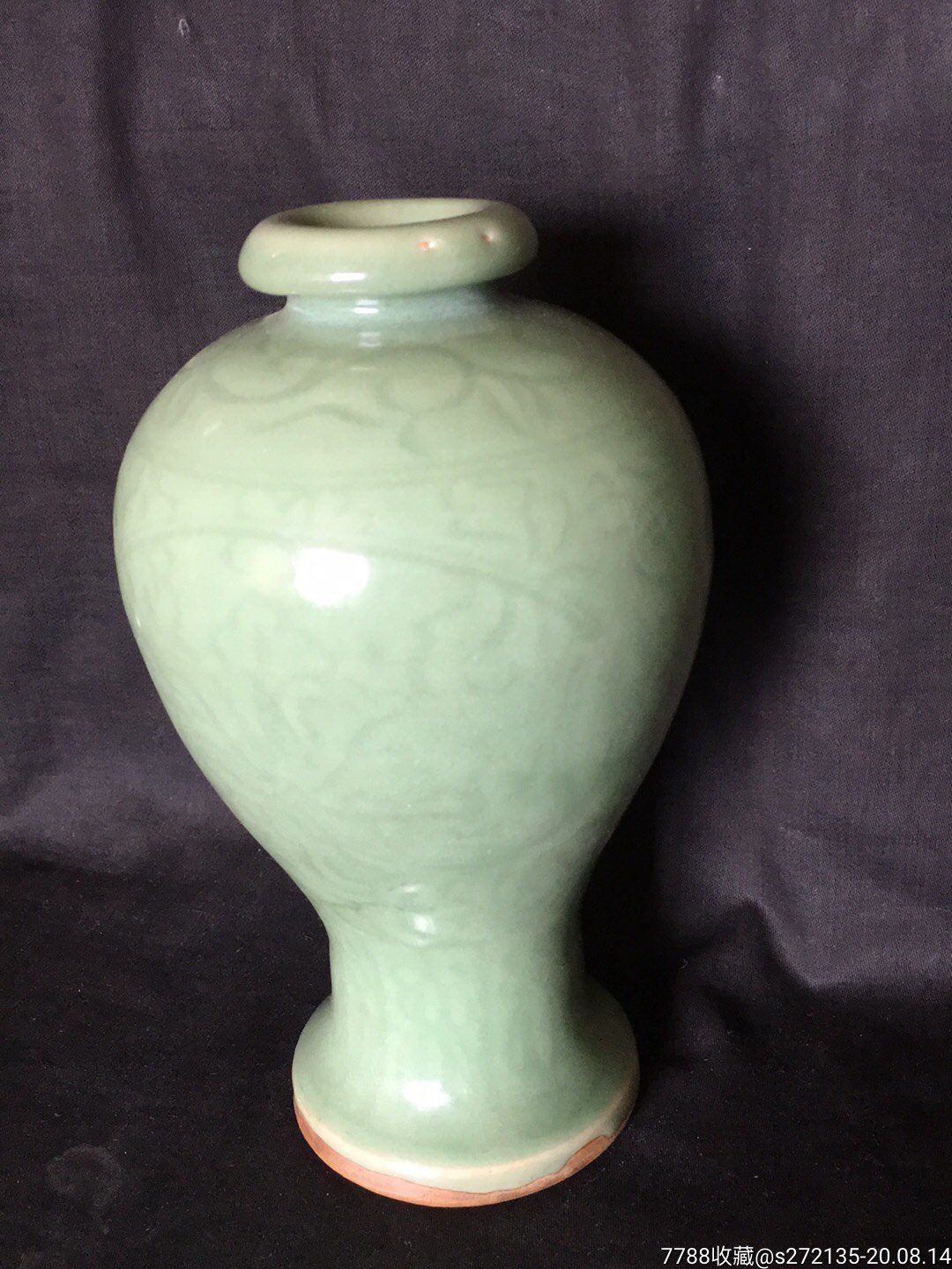 豆青釉折沿口刻花梅瓶