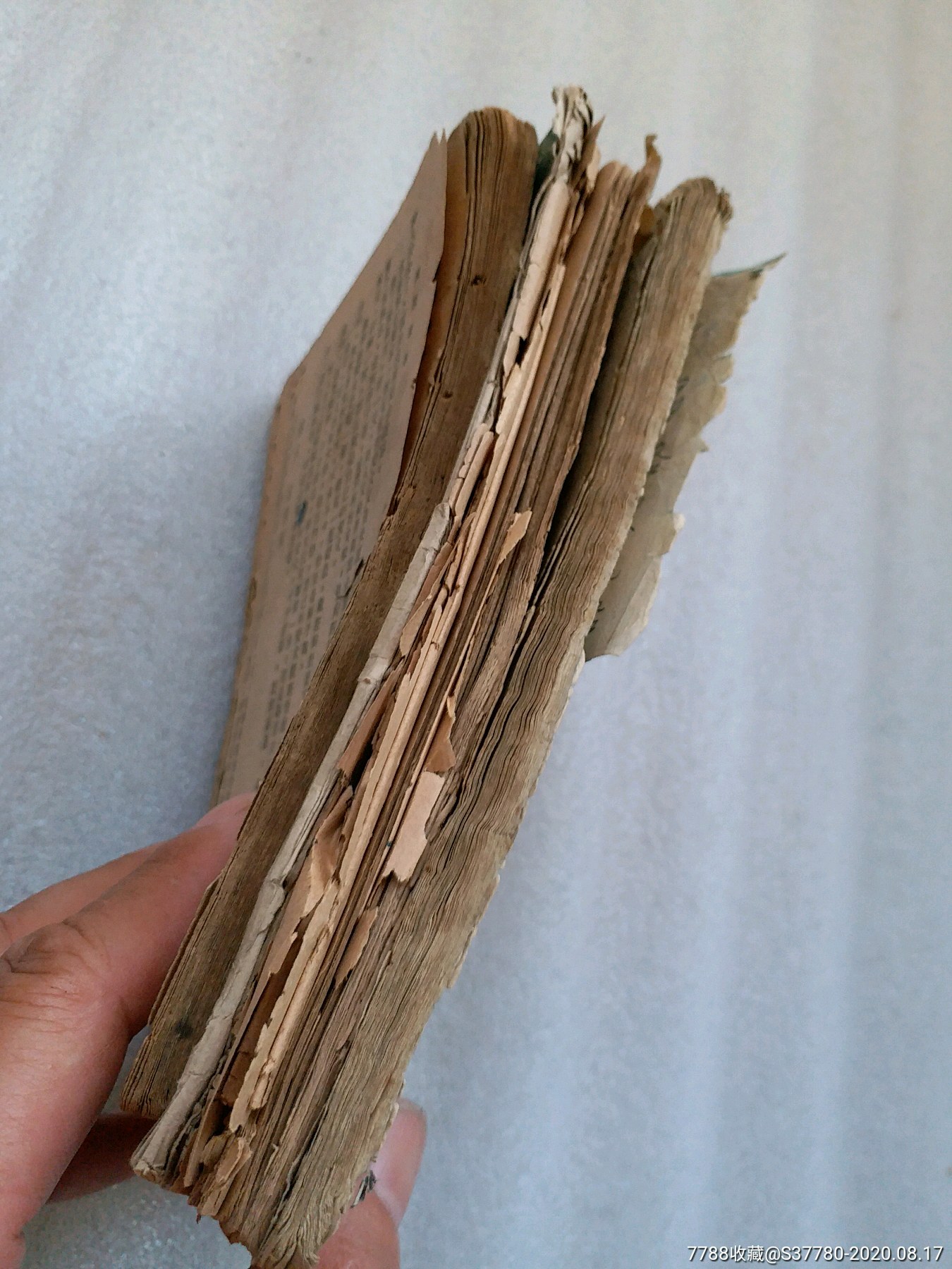 旧书一堆破损书