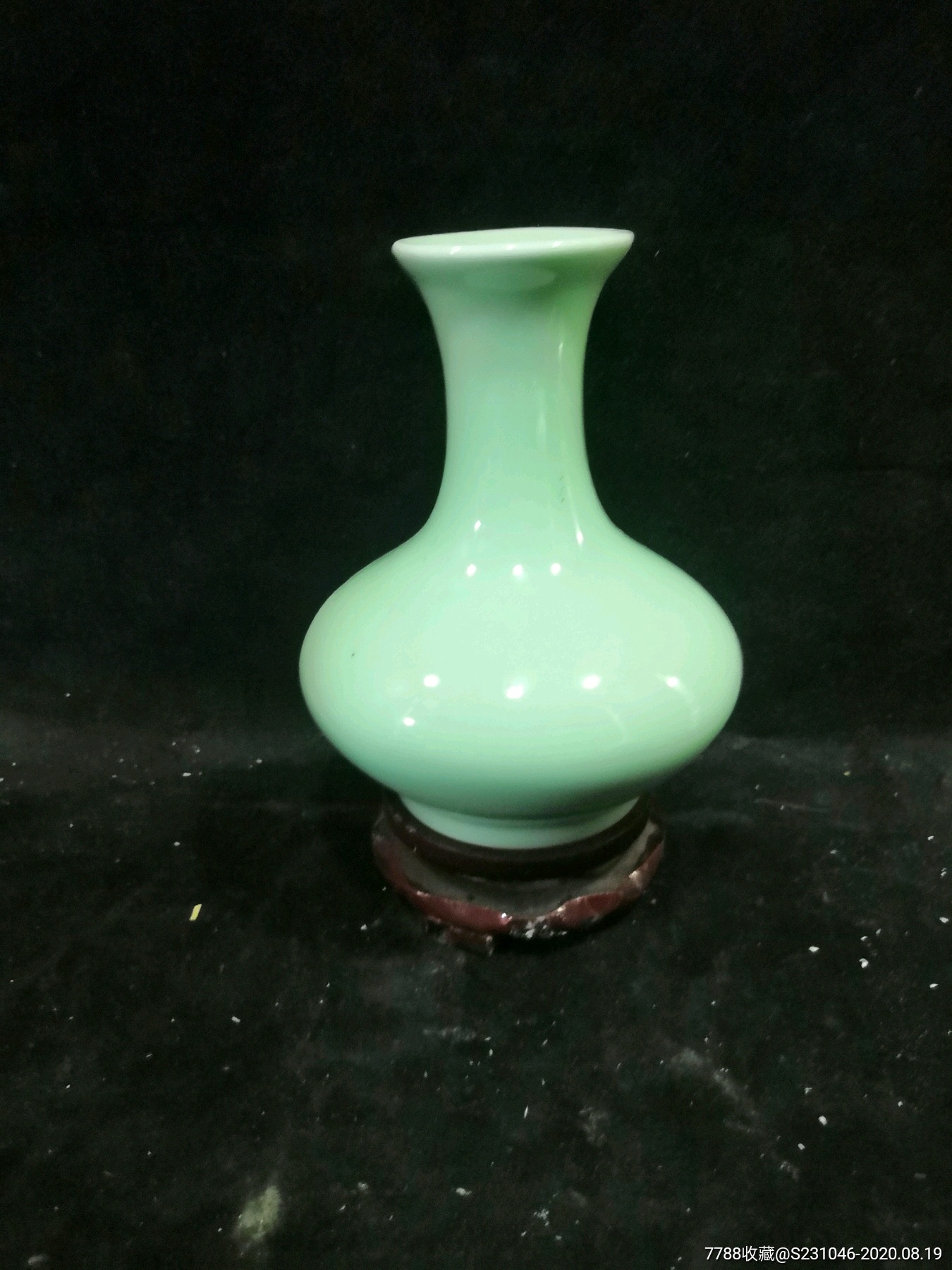 早期建国瓷厂乾隆款豆青釉花瓶_青瓷/秘色瓷_第2张_7788瓷器