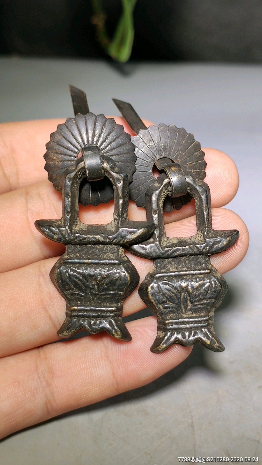 老铜拉手一副!兰花拉手!包浆浓厚!造型独特!十分完整!