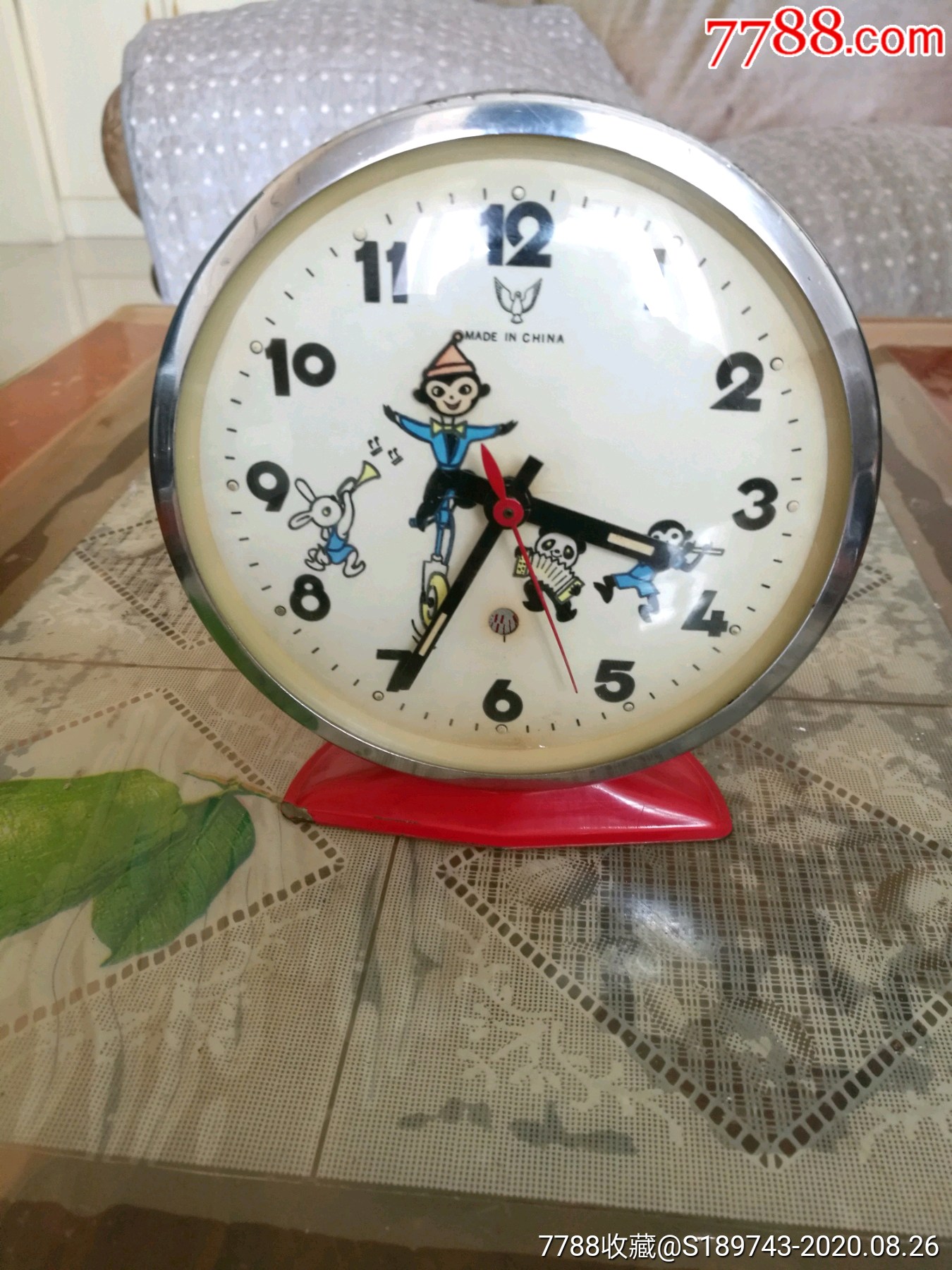 白鸽牌人物摆头闹钟