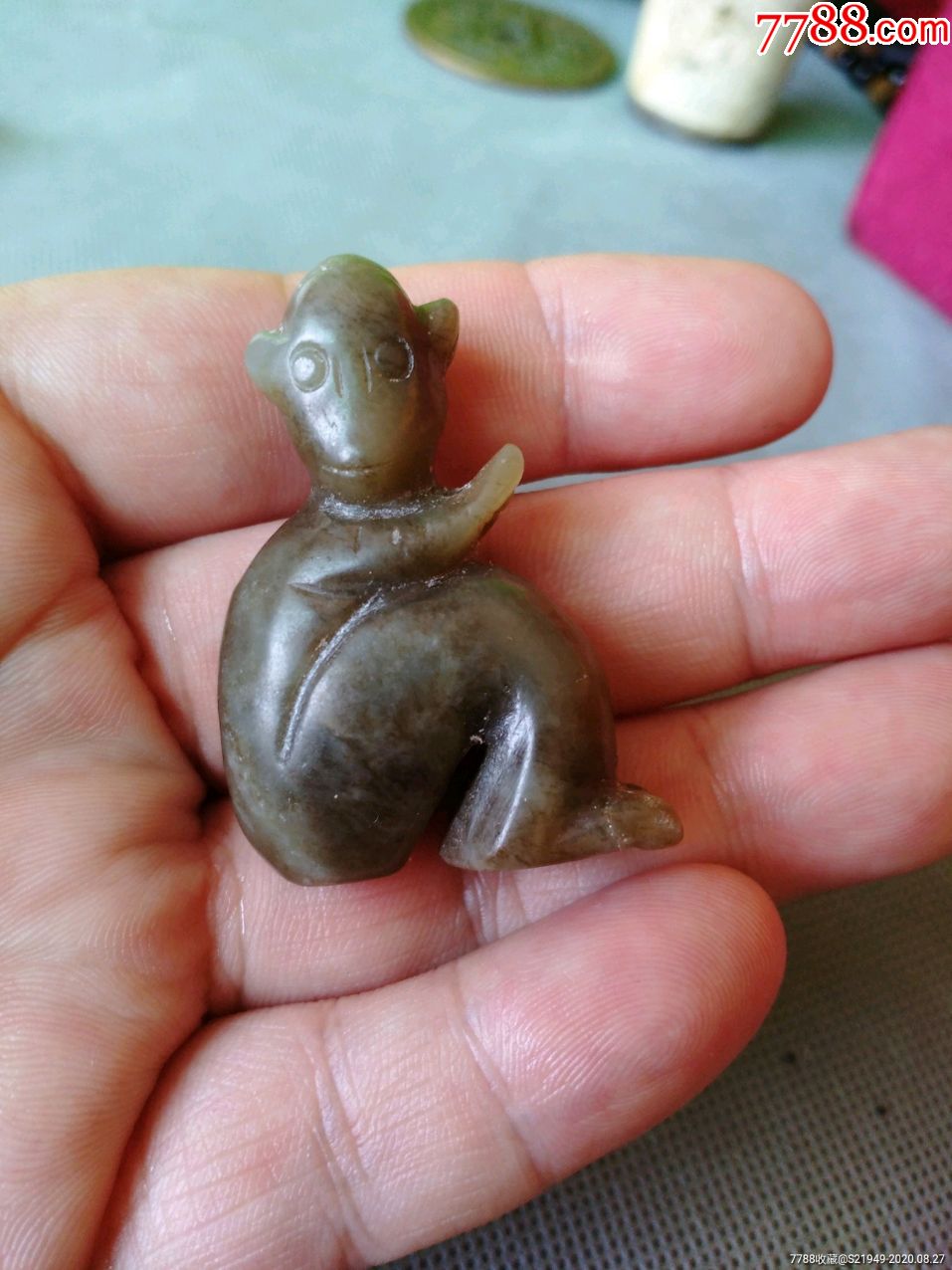 民国时期和田黄玉背背封猴吊坠一件