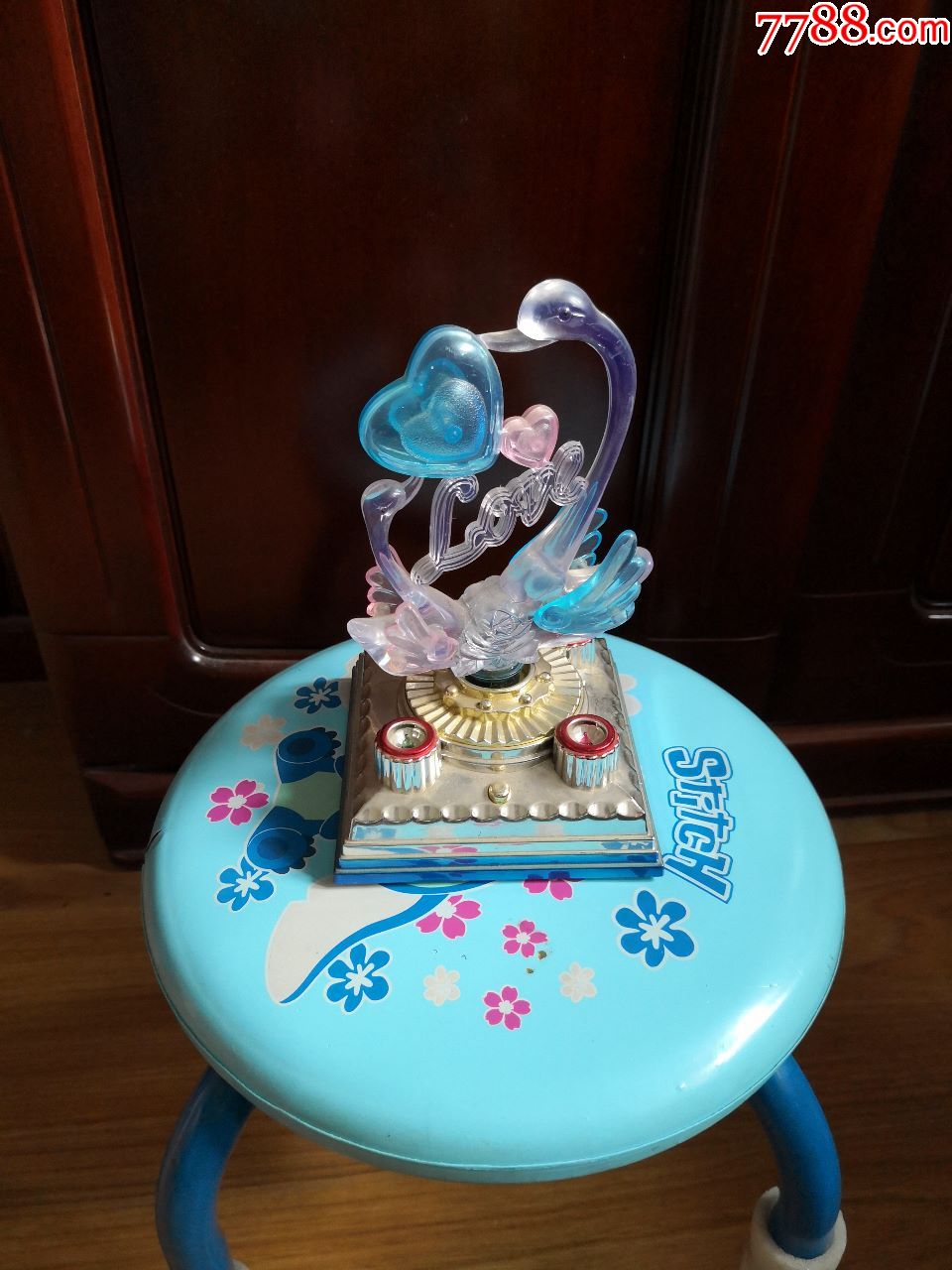 怀旧老式可旋转闪光音乐盒