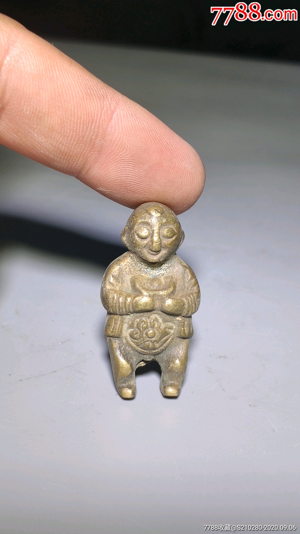 送财小童子造型逼真手捧元宝铜制清晰寓意极好