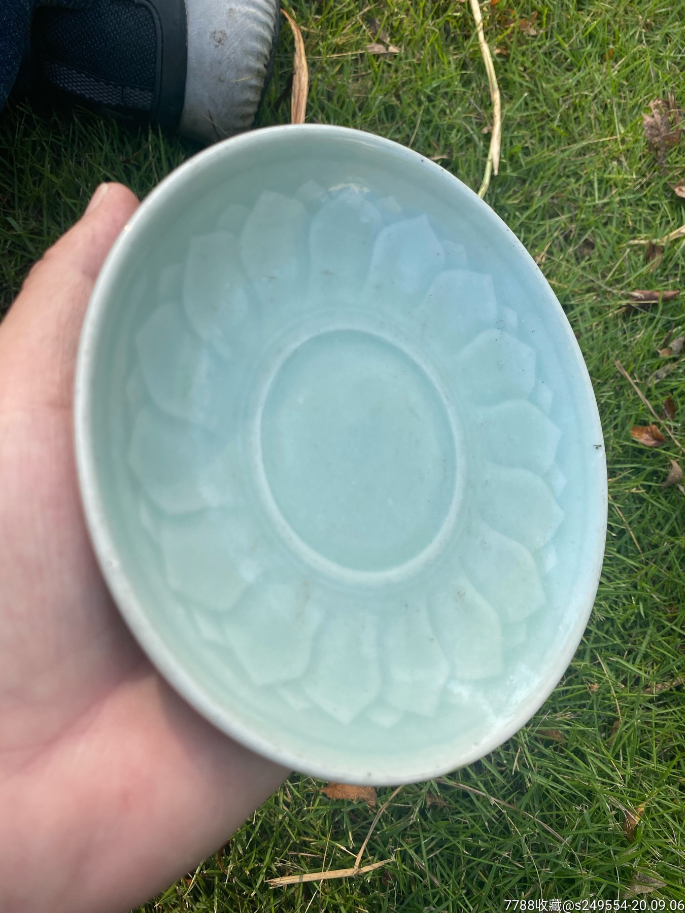 龙泉青瓷莲花盘一对