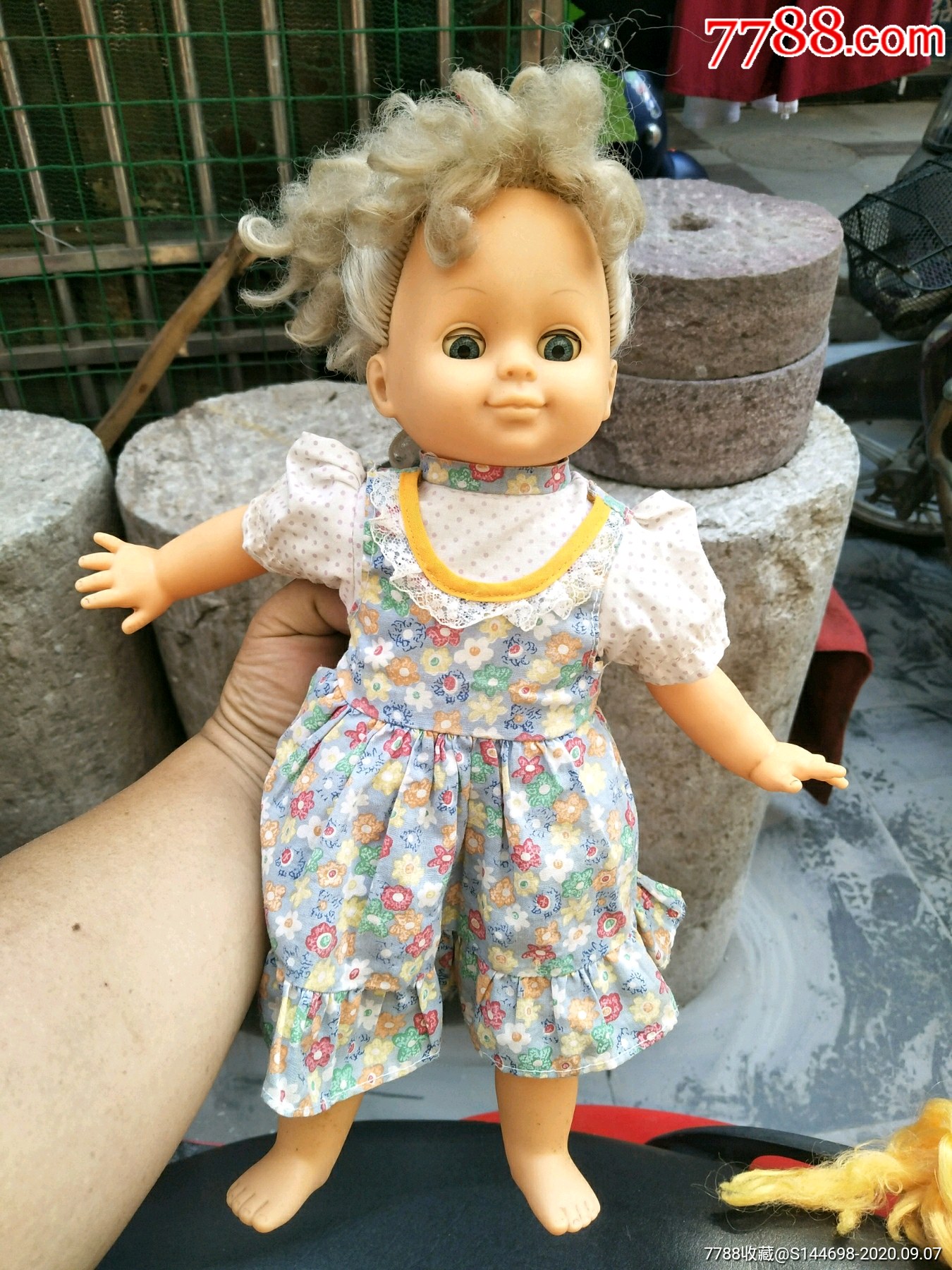 90年代乳胶娃娃一只眼睛可以眨动脖子手臂和大腿上都有钢印