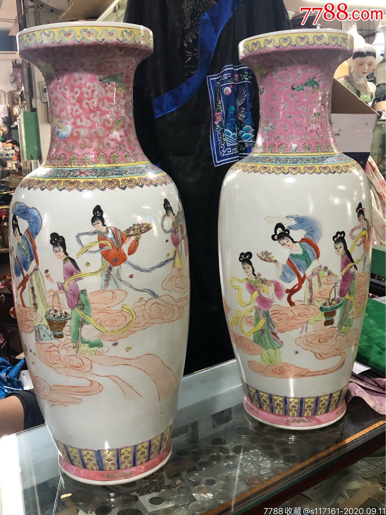 八十年代景德镇重工粉彩人物仕女大花瓶一对