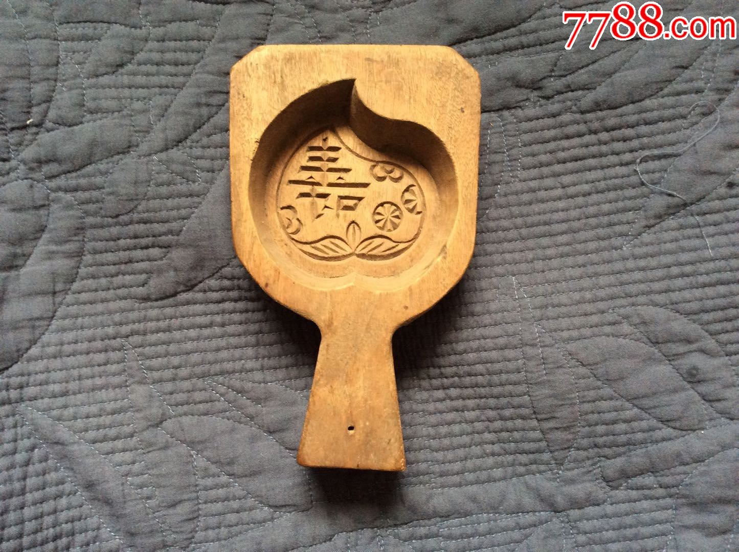 民国用来做糕饼的模子,图案是一个寿桃形状,里面一个寿字,非常漂亮.