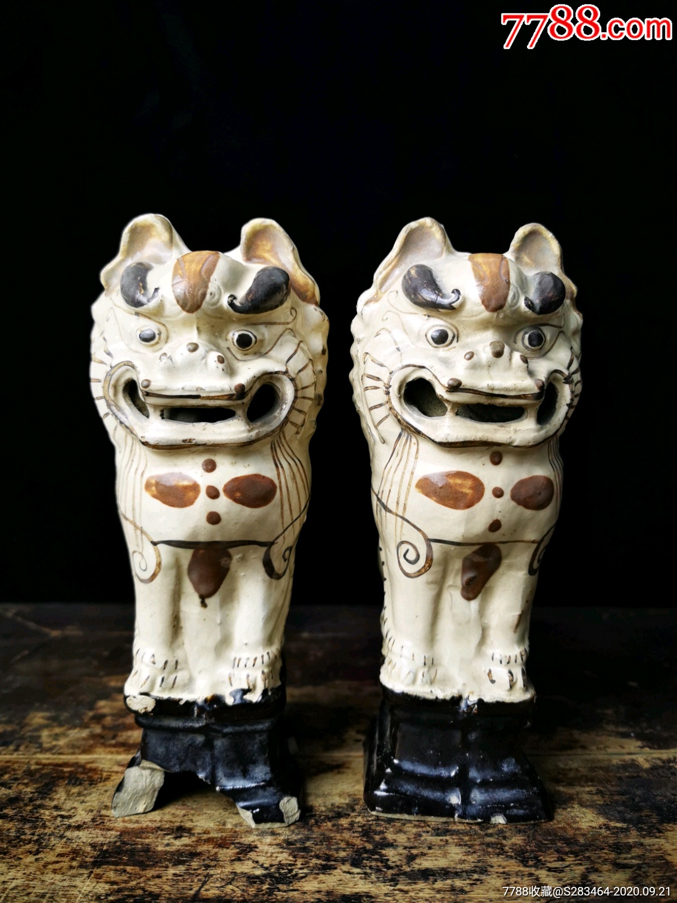 清中期陶瓷狮子烛台