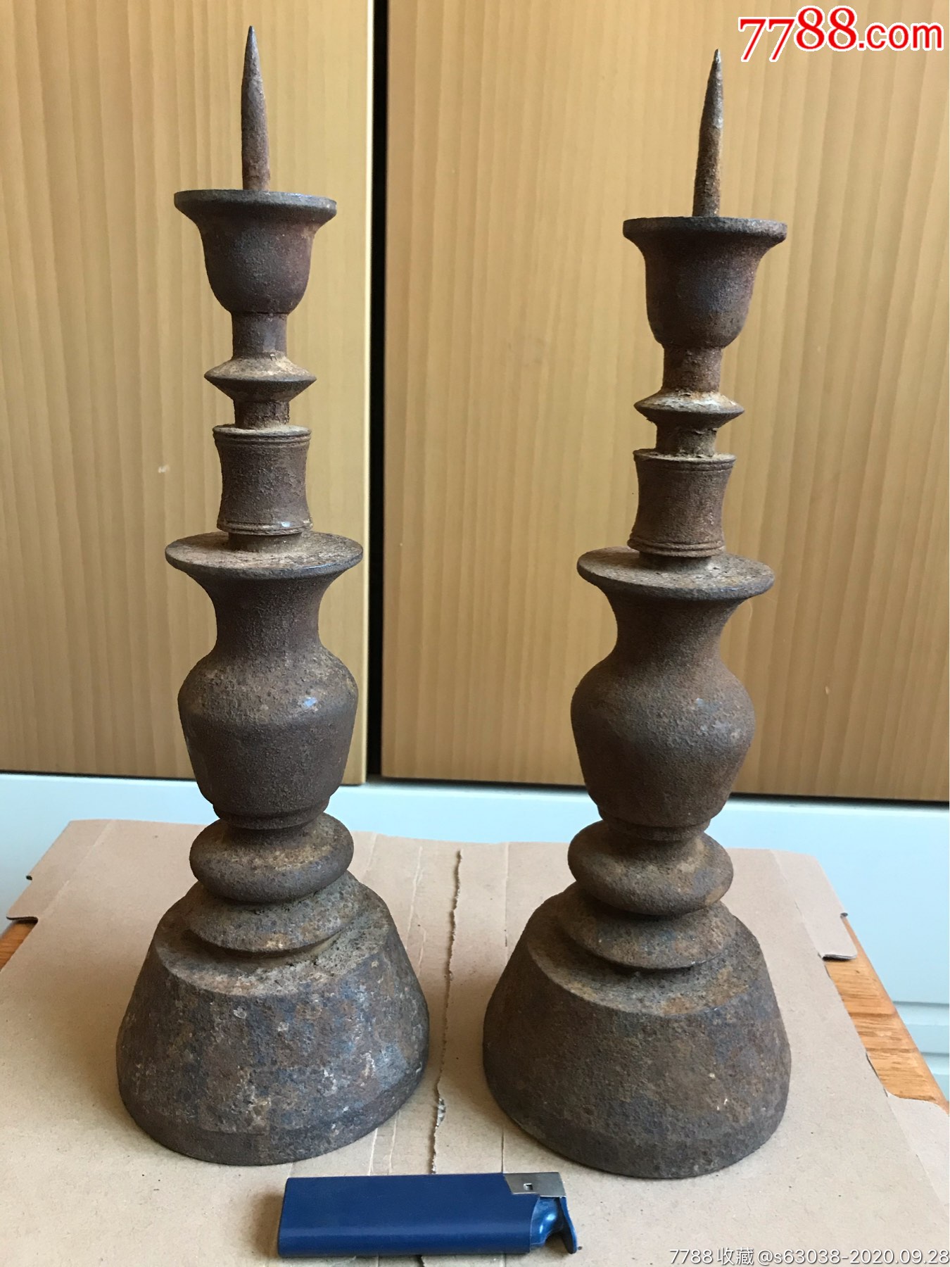 1352斤重铁烛台一对