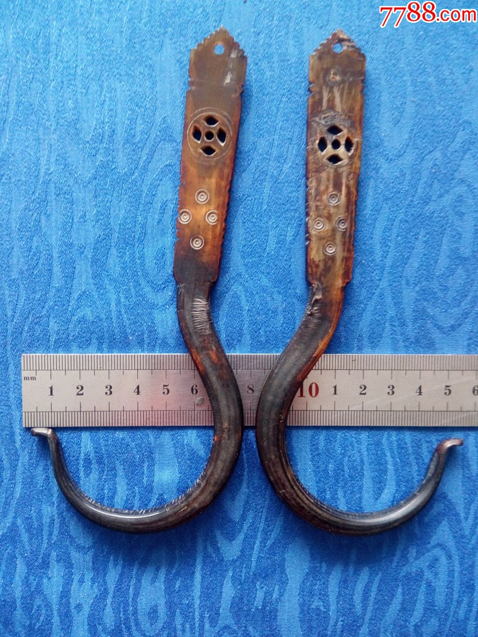 清代透雕镂空拉线纹牛角蚊帐钩子一对,自然包浆