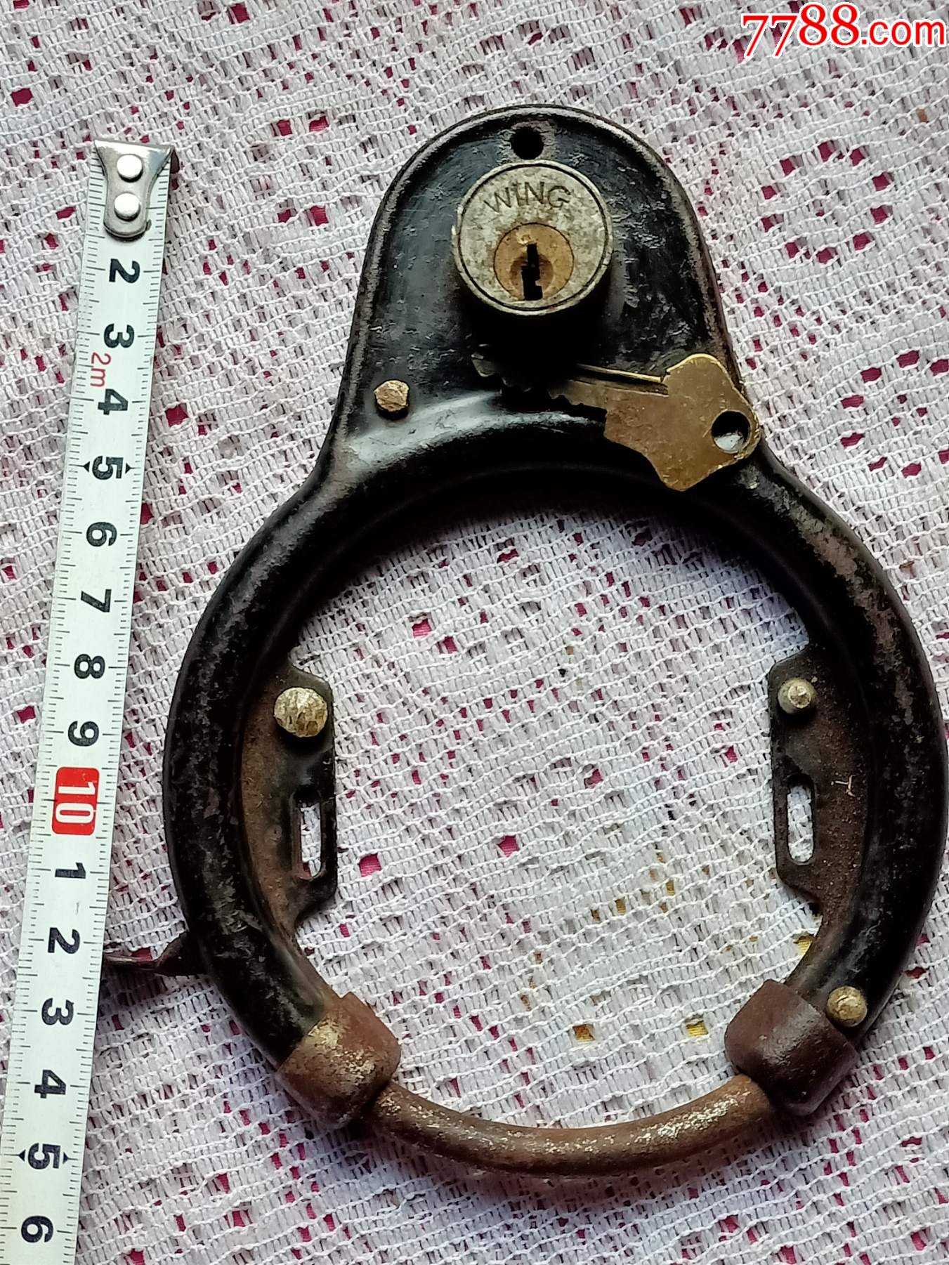 老自行车锁84,一把钥匙,锁时得拧一下钥匙,才能锁上,品相如图