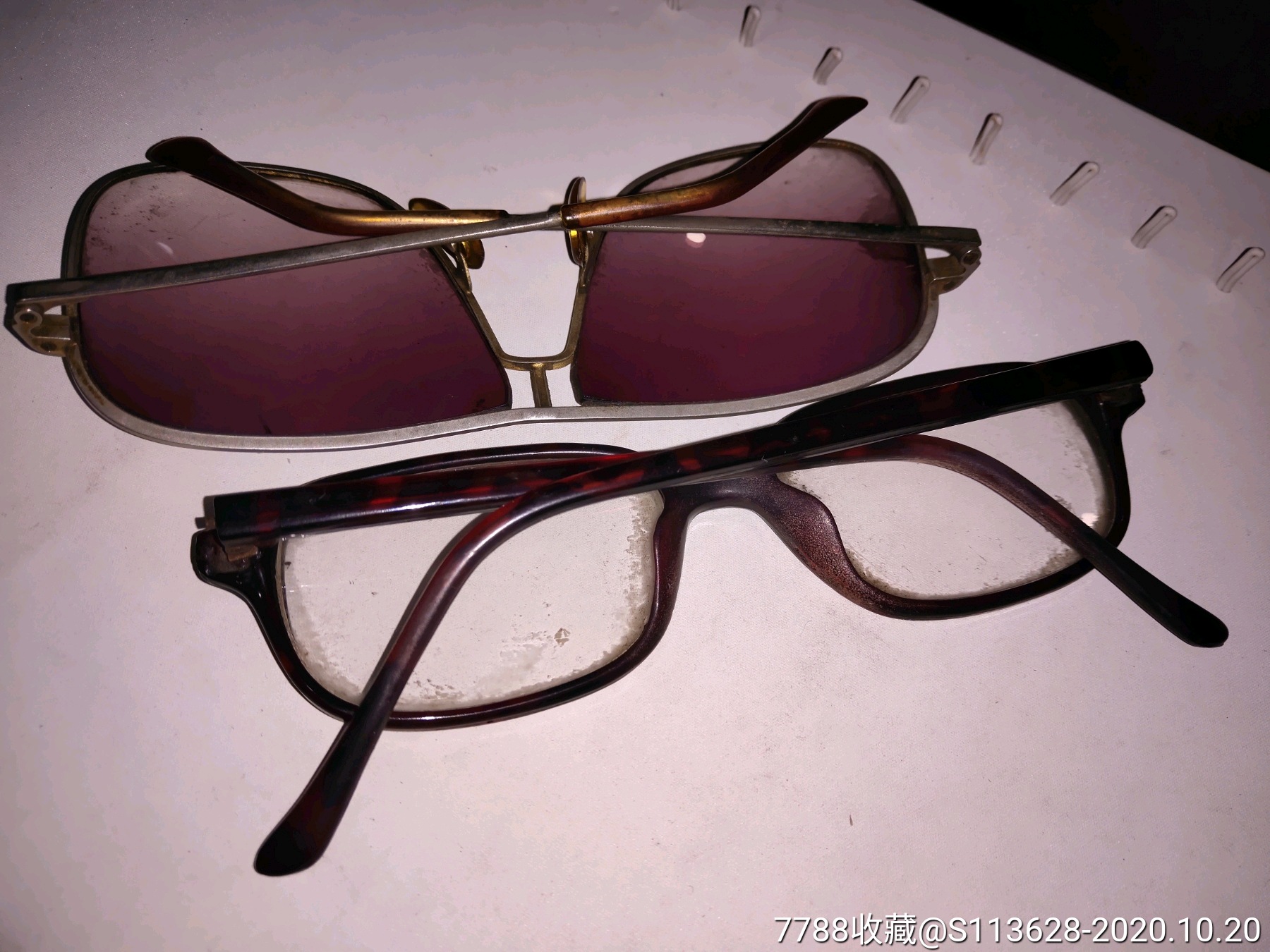 很古老的眼镜2个老花镜一个别一个是彩色的