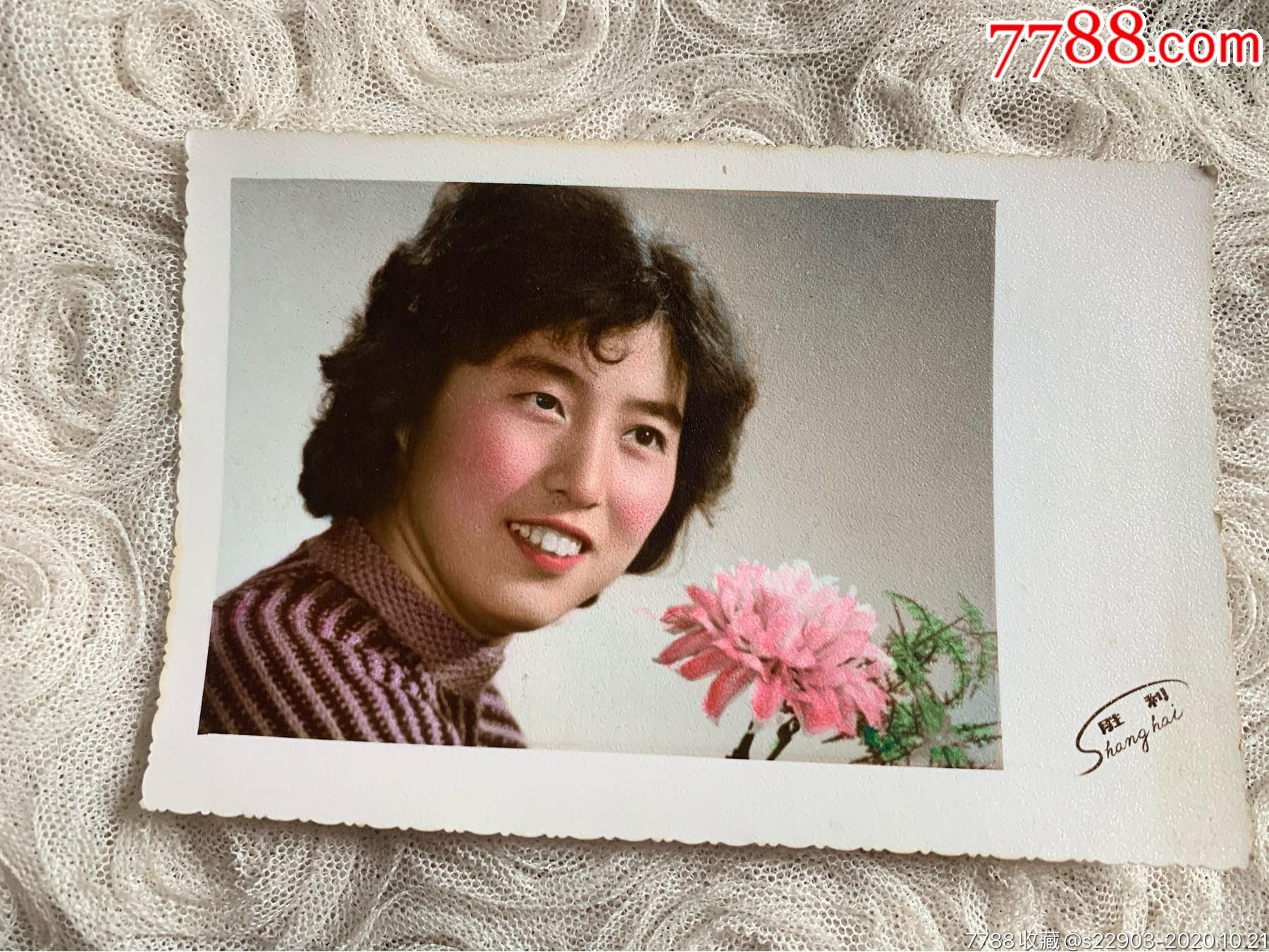 七十年代老照片手工上色卷发美女穿了毛衣胜利照相馆约132乘91厘米