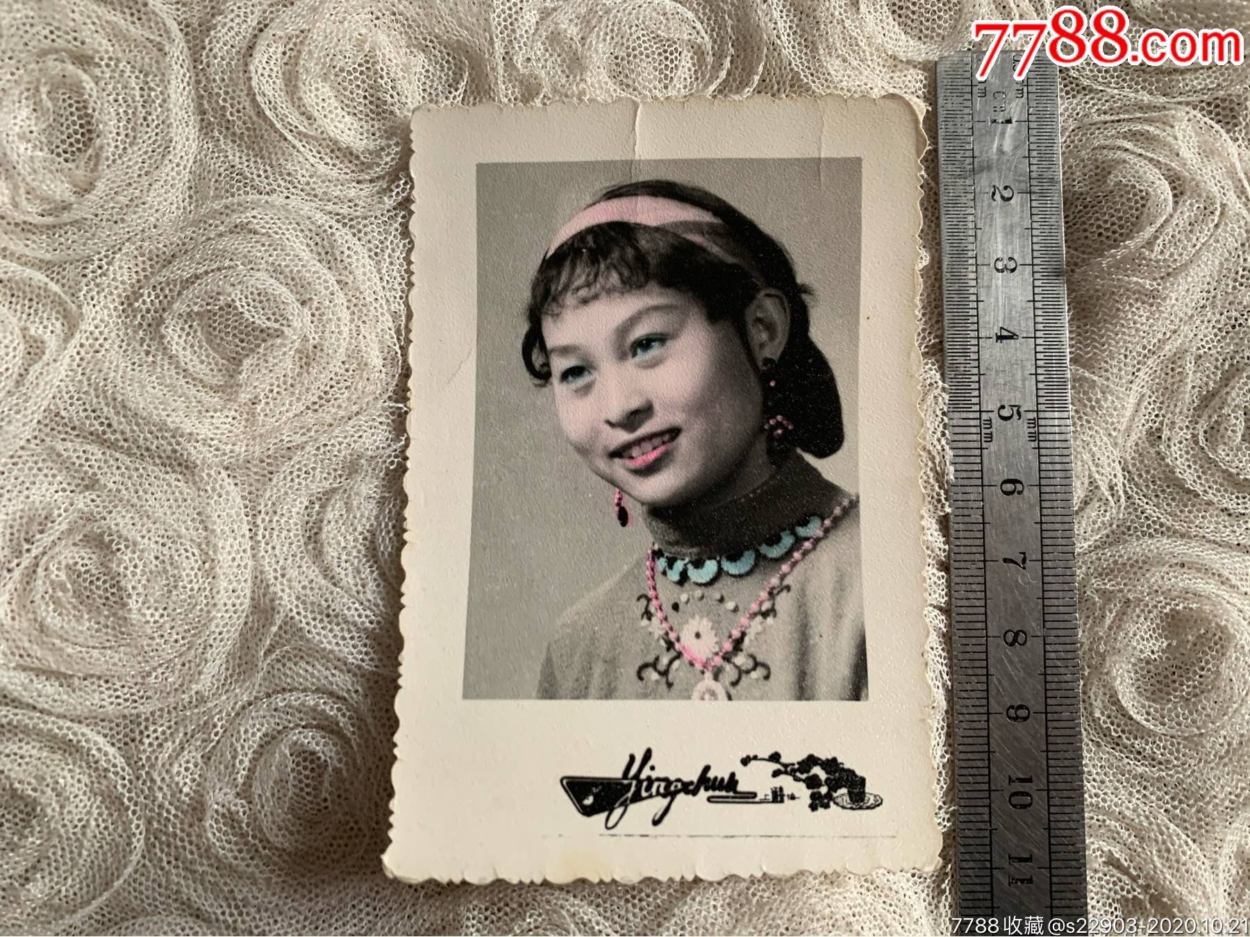 七十年代老照片手工上色时尚美女戴了项链耳环约108乘77厘米