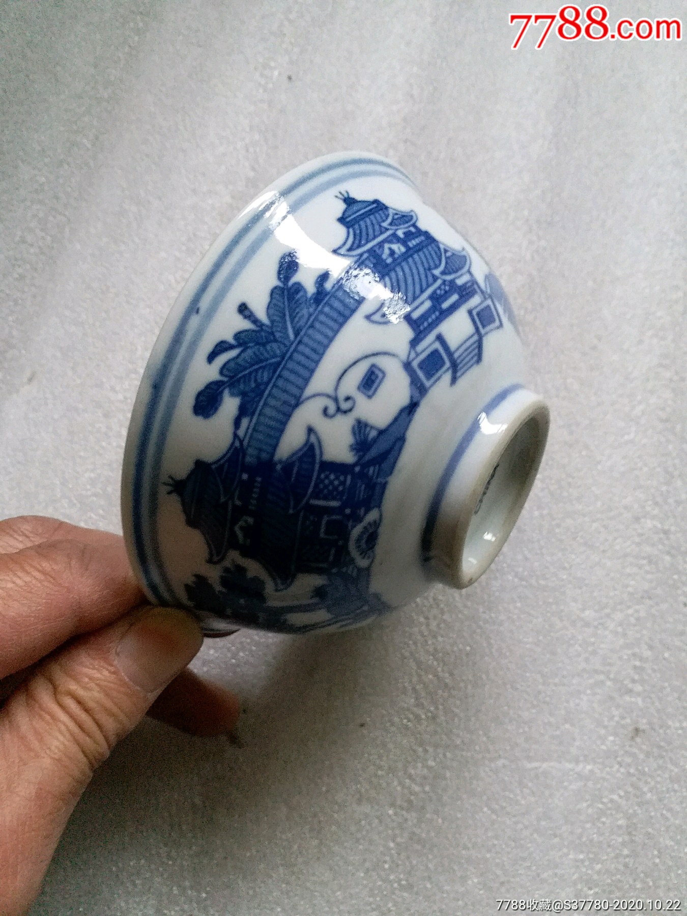 青花瓷碗内有缩釉