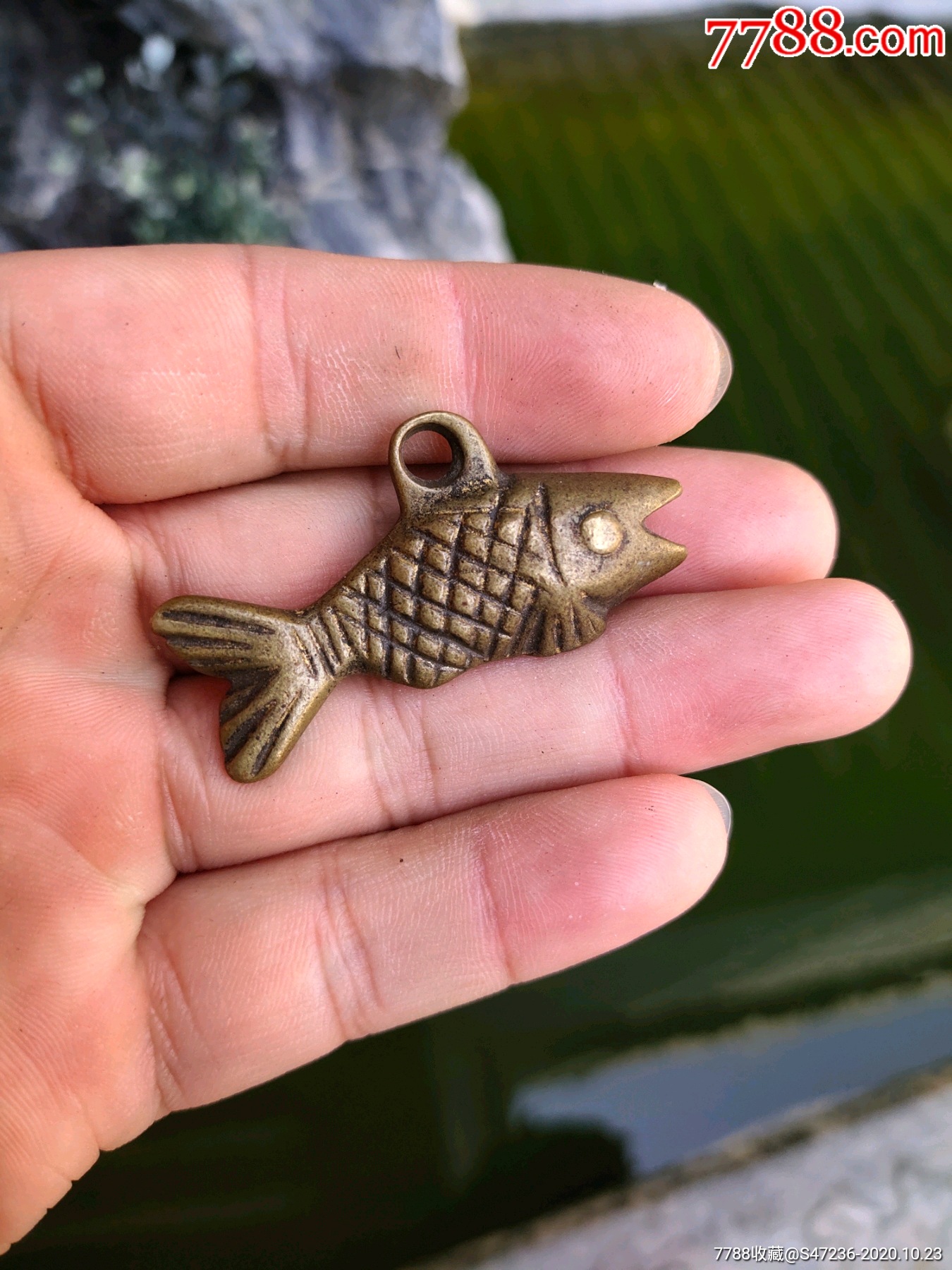 收来的黄铜小鱼挂件看看