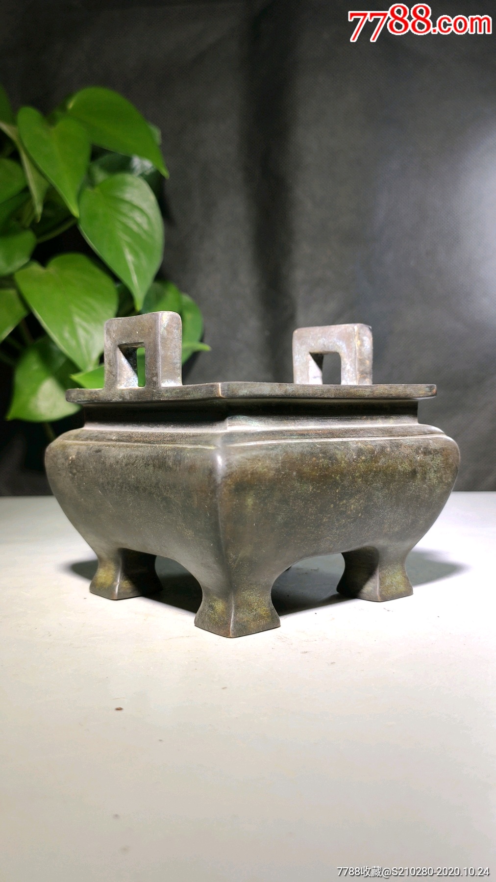 四方铜香炉造型独特皮壳老辣包浆浓厚十分精致底部有款