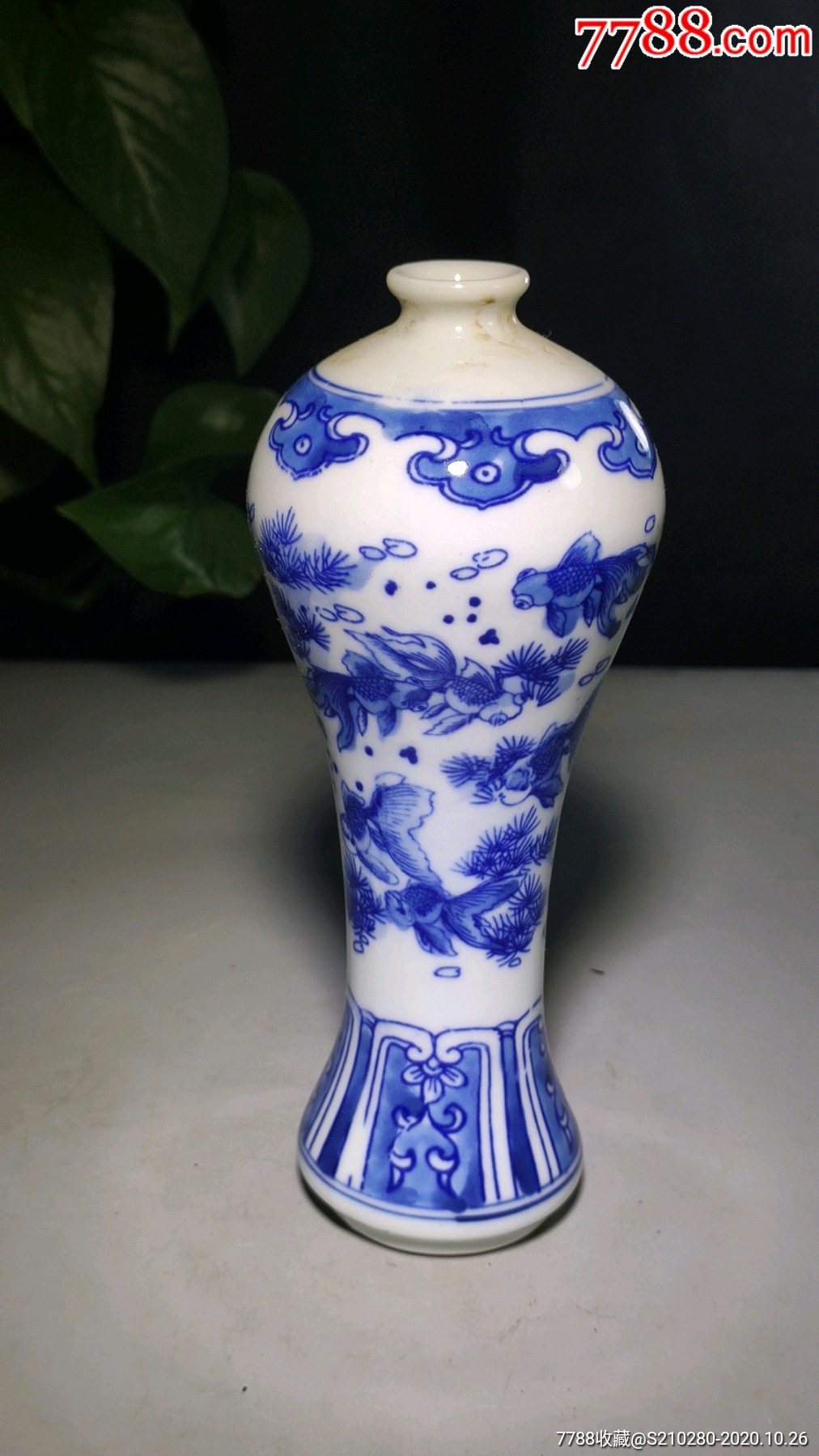 青花束腰瓶造型独特瓷质细腻图案精美