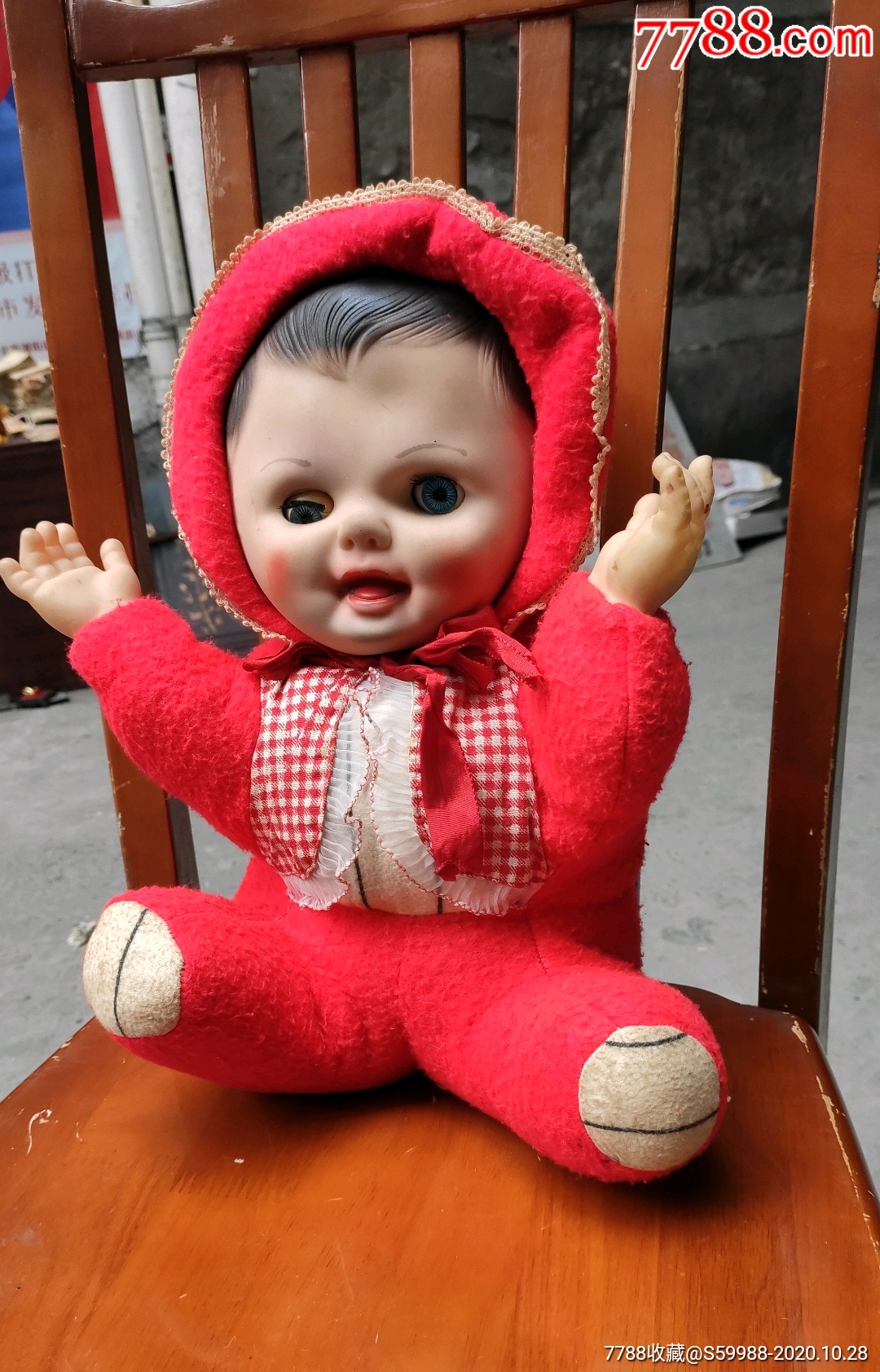 软面眨眼毛绒娃娃