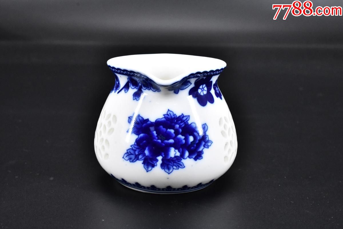 (p8053)《青花玲珑瓷公道杯》一件花朵图案底部"南金1978"款-其他茶具