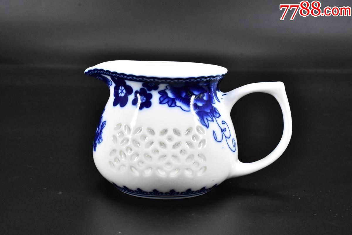 (p8053)《青花玲珑瓷公道杯》一件花朵图案底部"南金1978"款_其他茶具