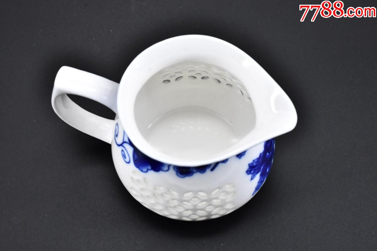 (p8053)《青花玲珑瓷公道杯》一件花朵图案底部"南金1978"款_其他茶具