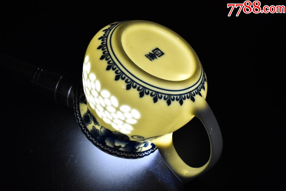 (p8053)《青花玲珑瓷公道杯》一件花朵图案底部"南金1978"款_其他茶具