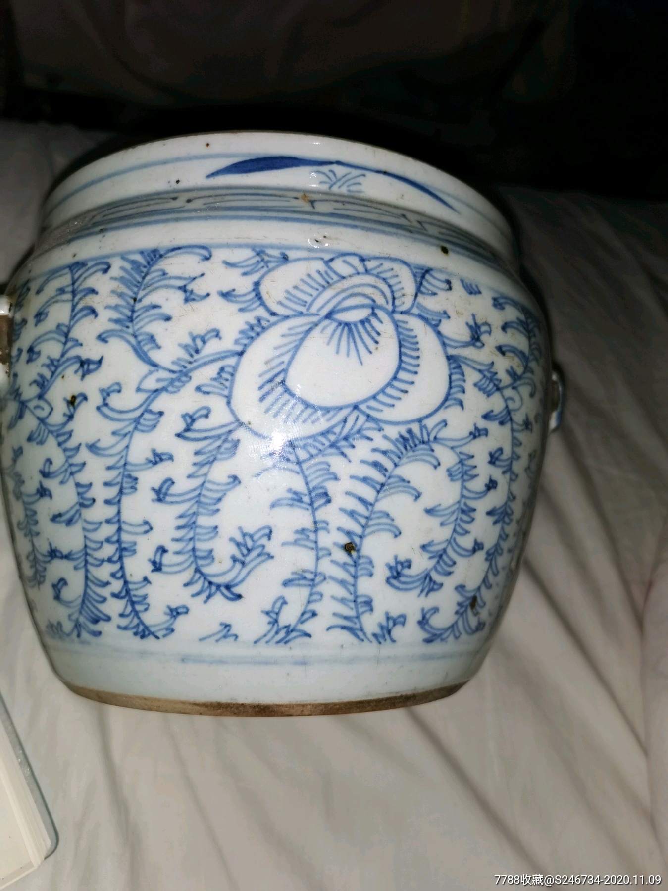 清末民国初细路白地青花缠枝莲纹卷缸