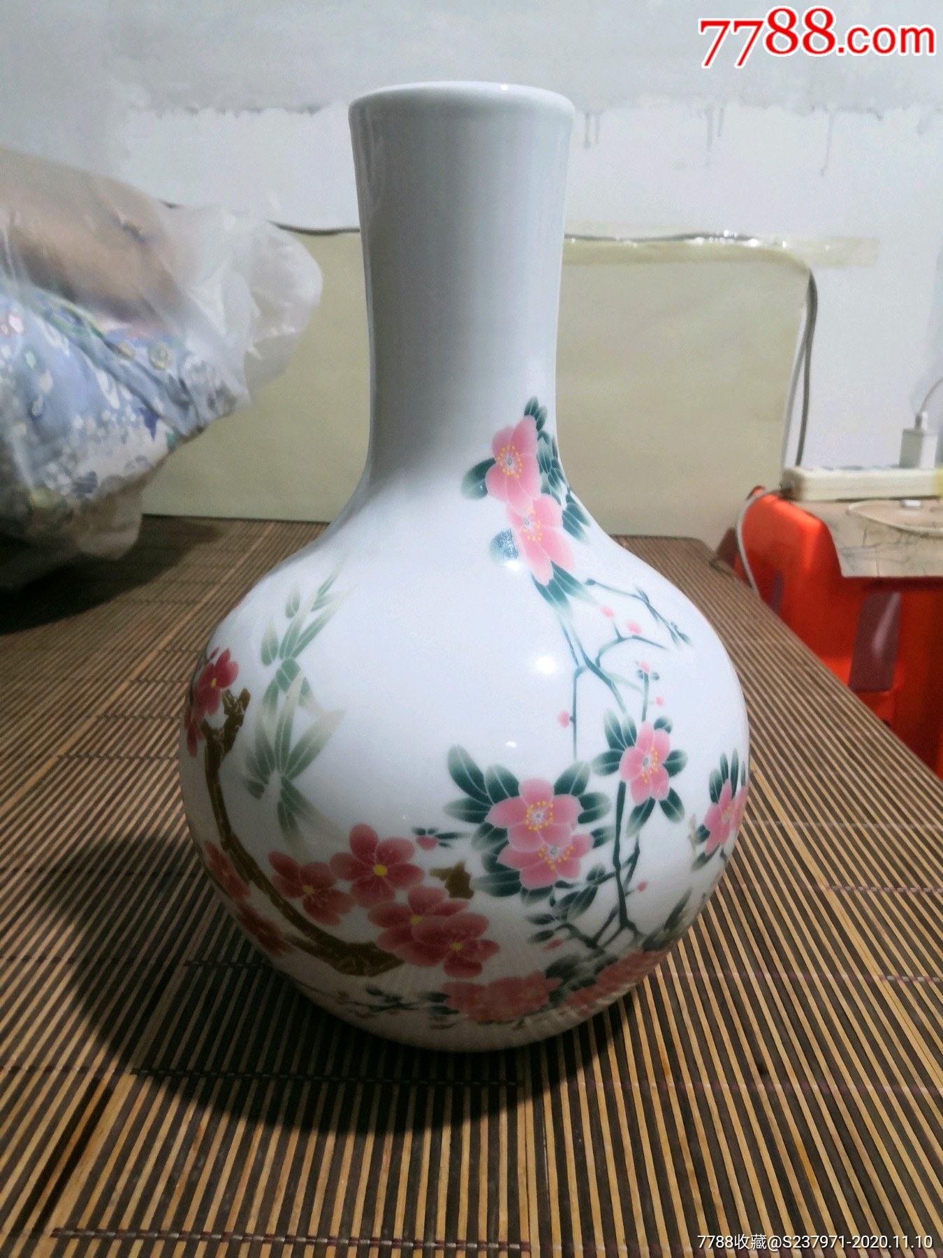 62年部所为怀仁堂特制映山红天球瓶摆件