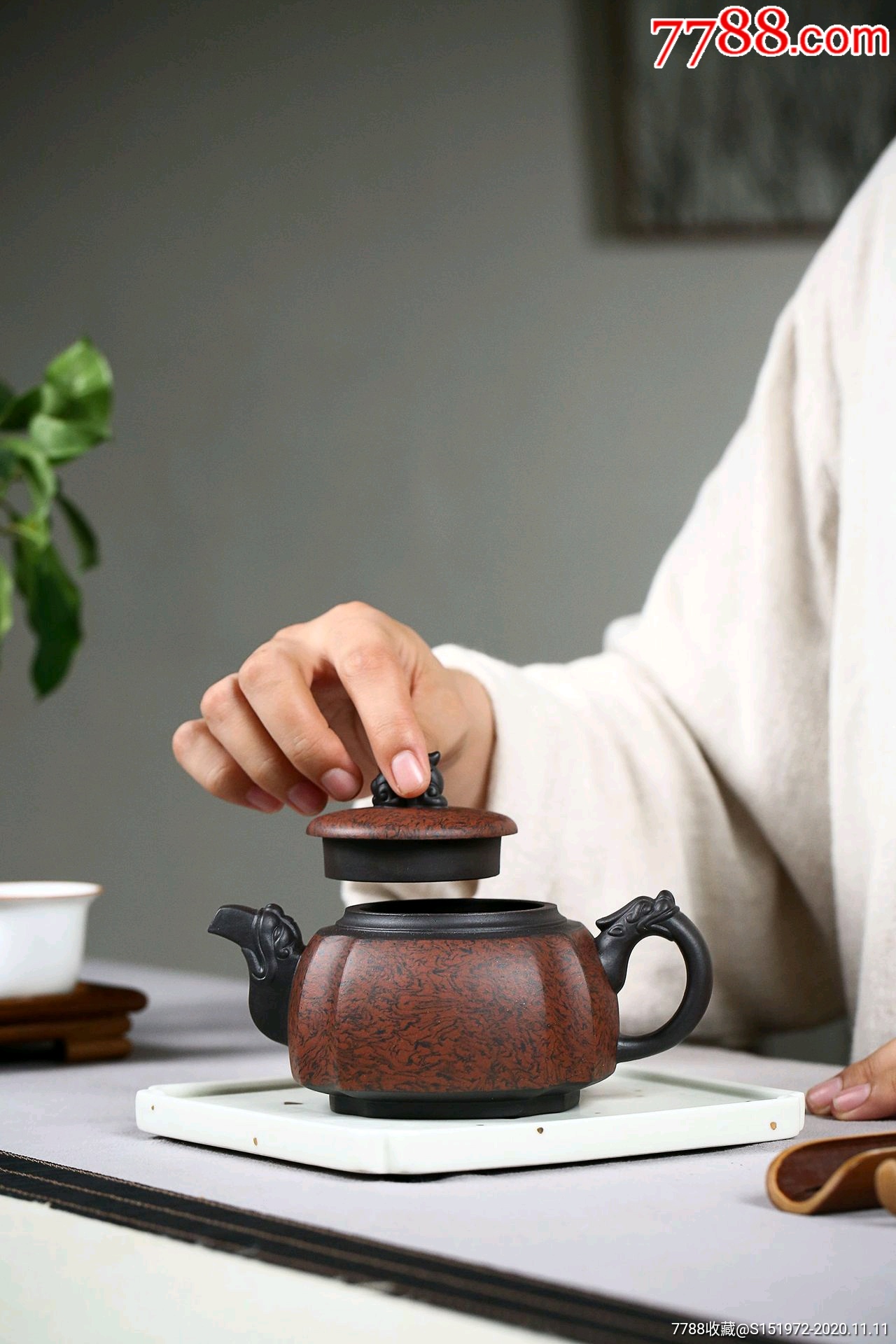 宜兴紫砂手工胶泥四方龙尊壶