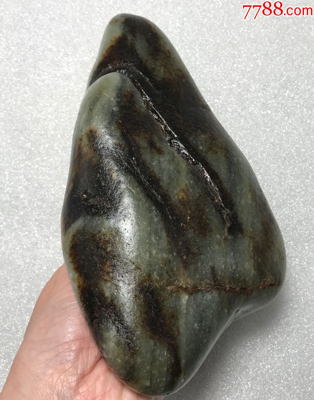 3856和田玉黑沁皮青花籽料2.2斤