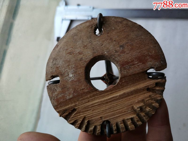 鸟笼上的铜挂钩一只(具体的东西见图为准)