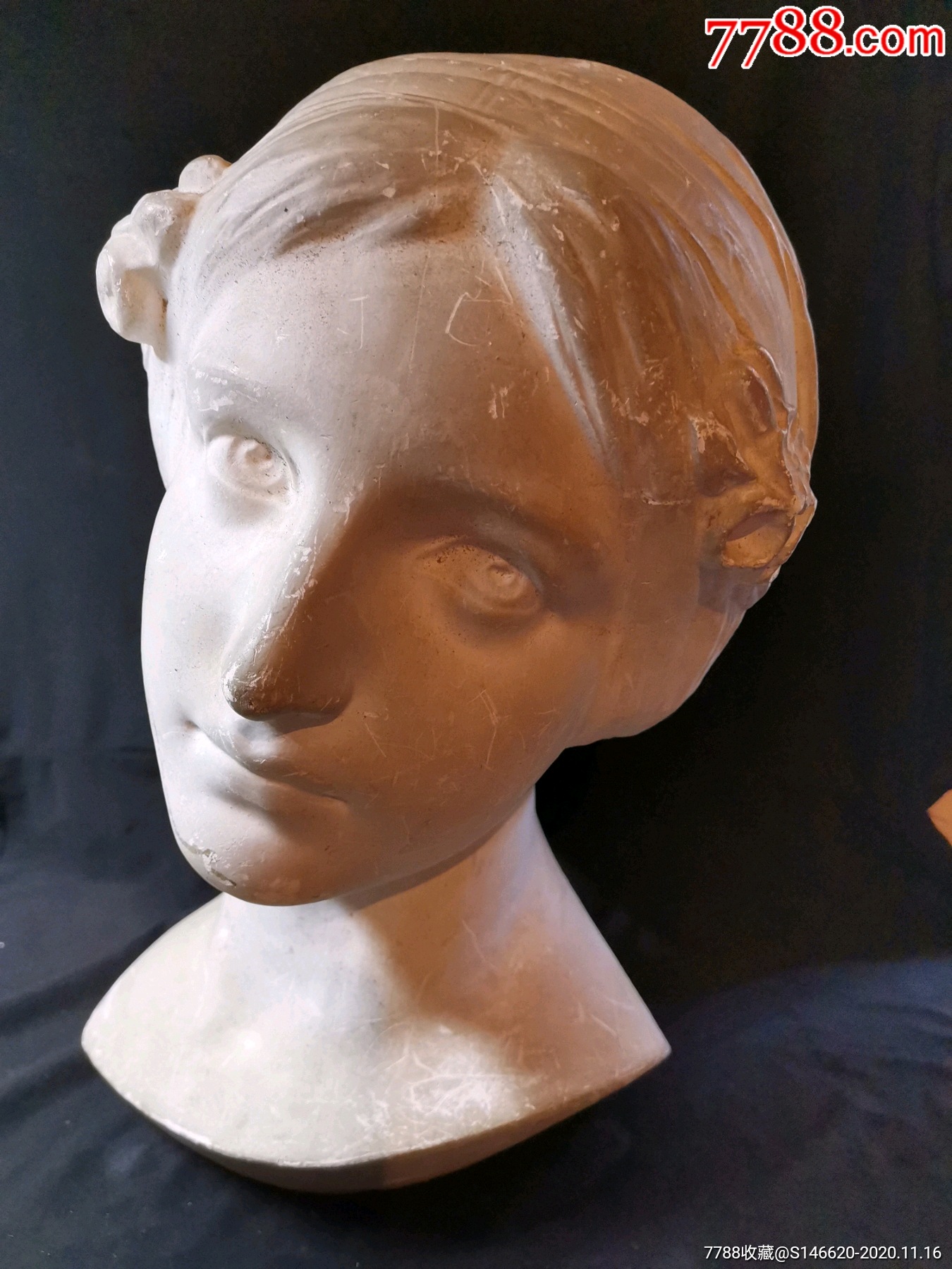 石膏女雕像