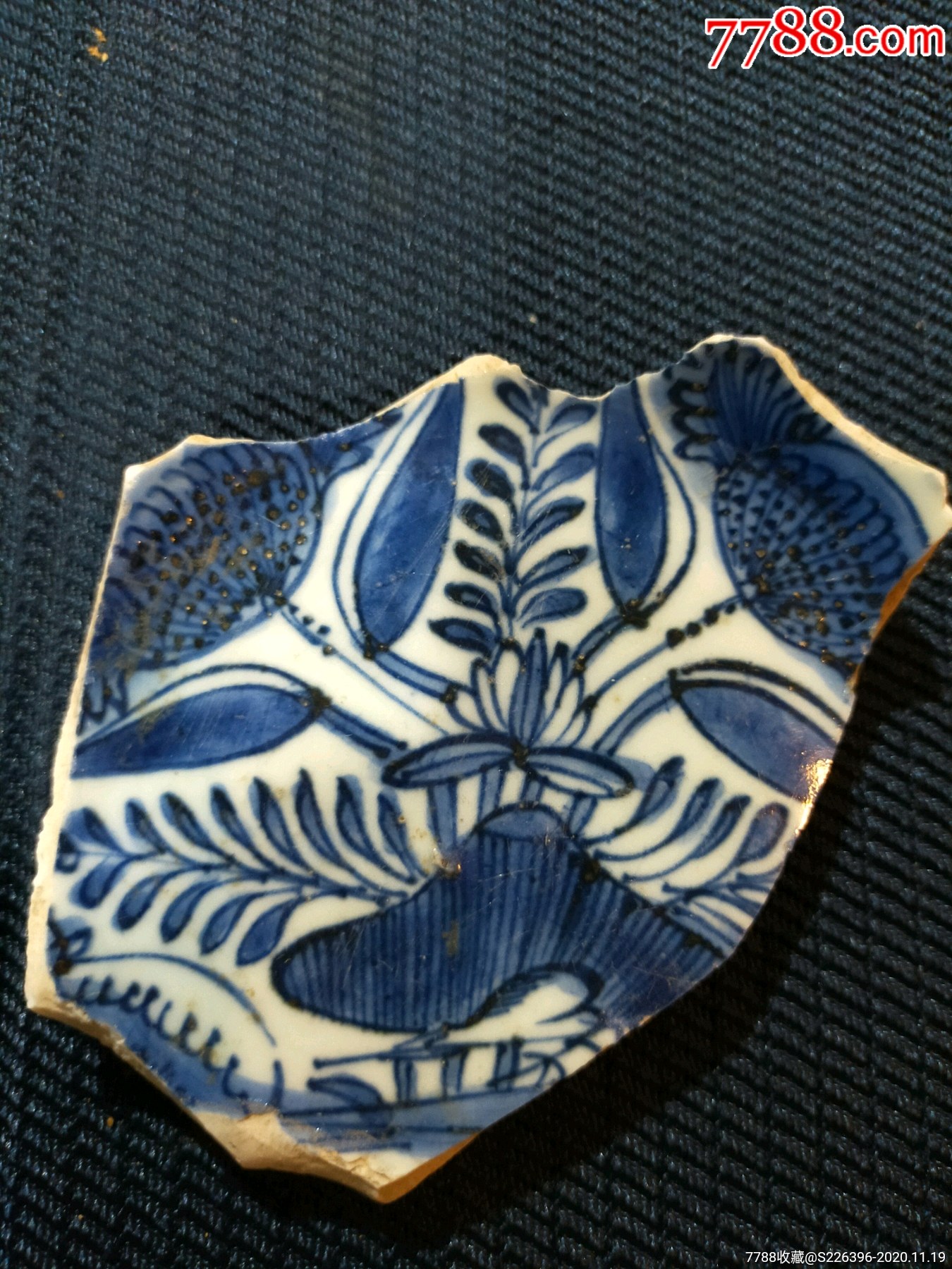 明代,荷叶纹青花瓷片标本