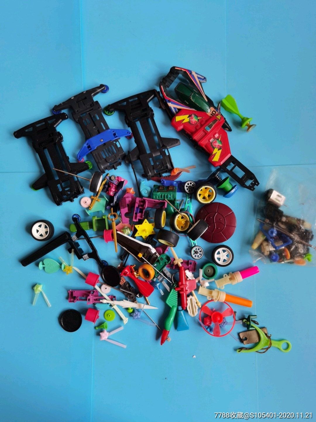 一堆塑料玩具车零件合拍