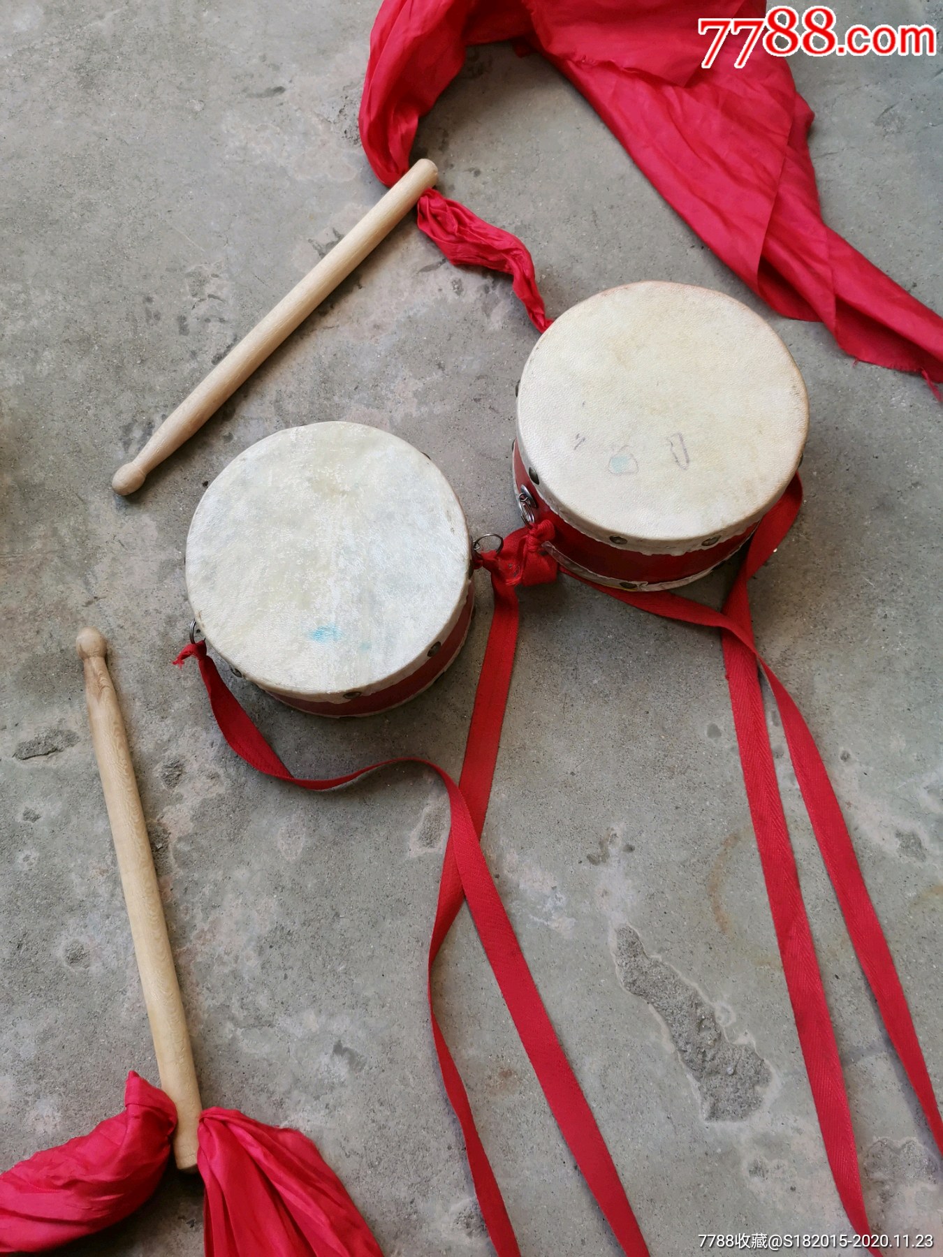 云南少数民族用的一对皮鼓